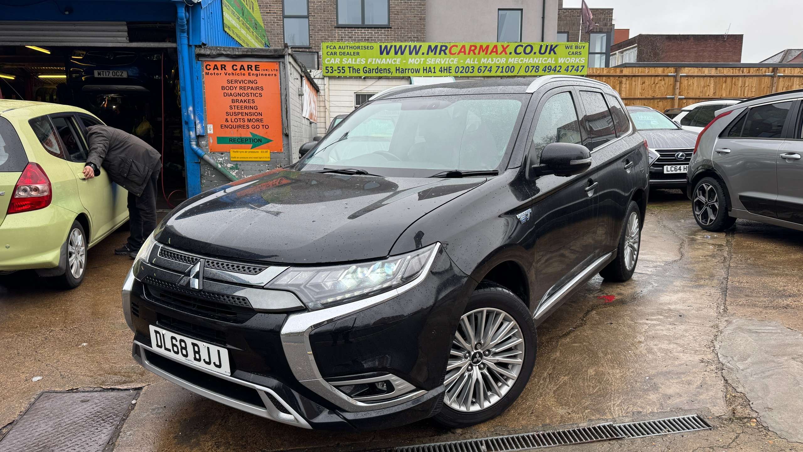 A 2019 MITSUBISHI OUTLANDER 2.4h TwinMotor 13.8kWh 5h SUV 5dr Petrol Plug-in Hybrid CVT 4WD Euro 6 (s/s) (209 ps) A 2019 MITSUBISHI OUTLANDER 2.4h TwinMotor 13.8kWh 5h SUV 5dr Petrol Plug-in Hybrid CVT 4WD Euro 6 (s/s) (209 ps)