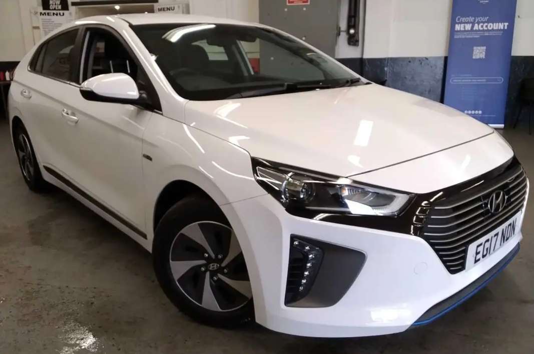A 2017 HYUNDAI IONIQ 1.6 h-GDi Premium Hatchback 5dr Petrol Hybrid DCT Euro 6 (s/s) (141 ps) A 2017 HYUNDAI IONIQ 1.6 h-GDi Premium Hatchback 5dr Petrol Hybrid DCT Euro 6 (s/s) (141 ps)