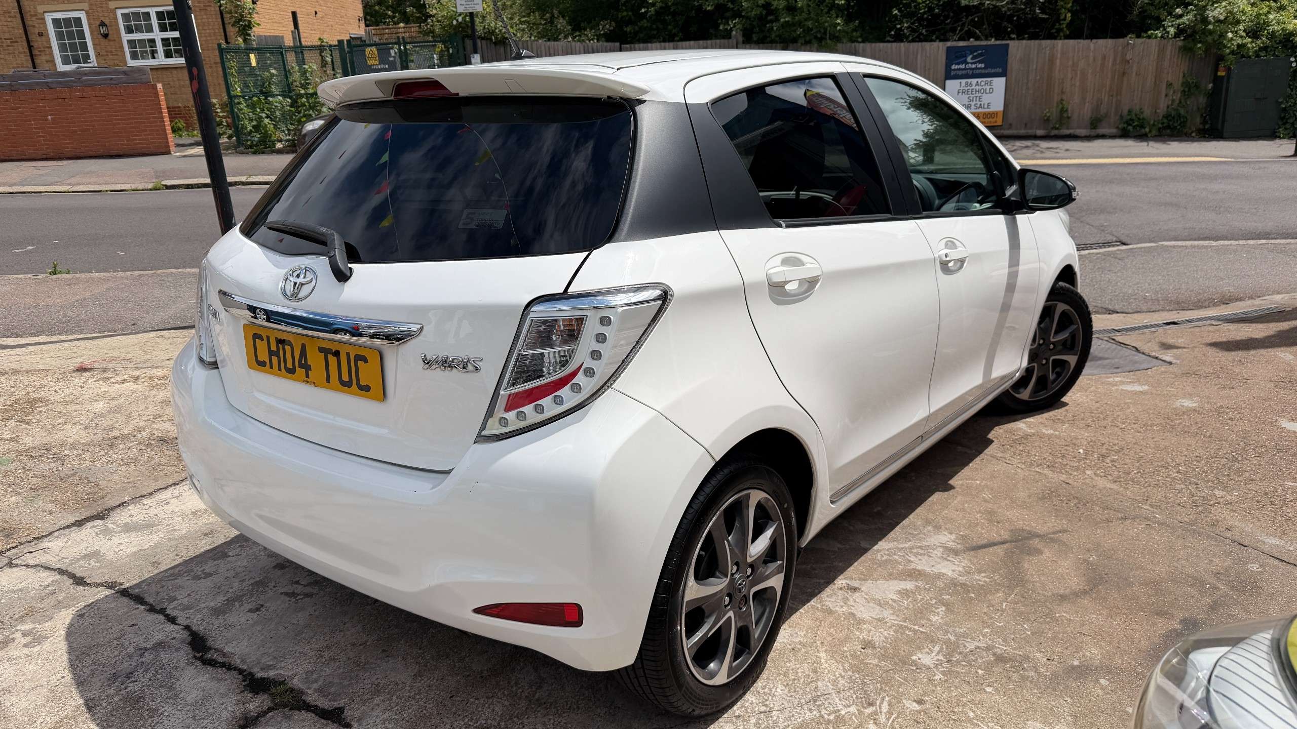 A 2014 TOYOTA YARIS 1.33 Dual VVT-i Trend Hatchback 5dr Petrol Manual Euro 5 (99 ps) A 2014 TOYOTA YARIS 1.33 Dual VVT-i Trend Hatchback 5dr Petrol Manual Euro 5 (99 ps)