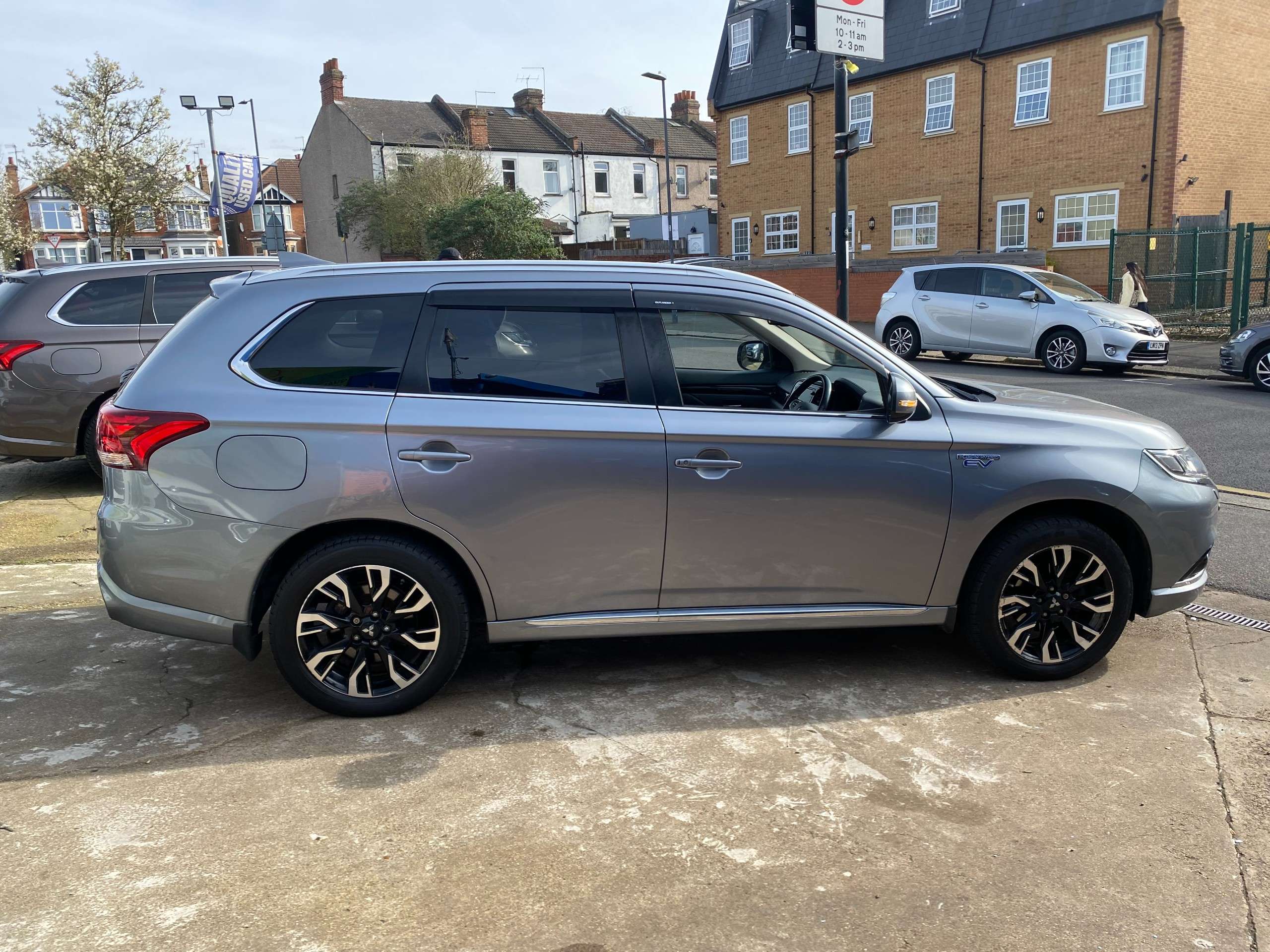 A 2016 MITSUBISHI OUTLANDER 2.0h 12kWh GX4hs SUV 5dr Petrol Plug-in Hybrid CVT 4WD Euro 6 (s/s) (200 ps) A 2016 MITSUBISHI OUTLANDER 2.0h 12kWh GX4hs SUV 5dr Petrol Plug-in Hybrid CVT 4WD Euro 6 (s/s) (200 ps)