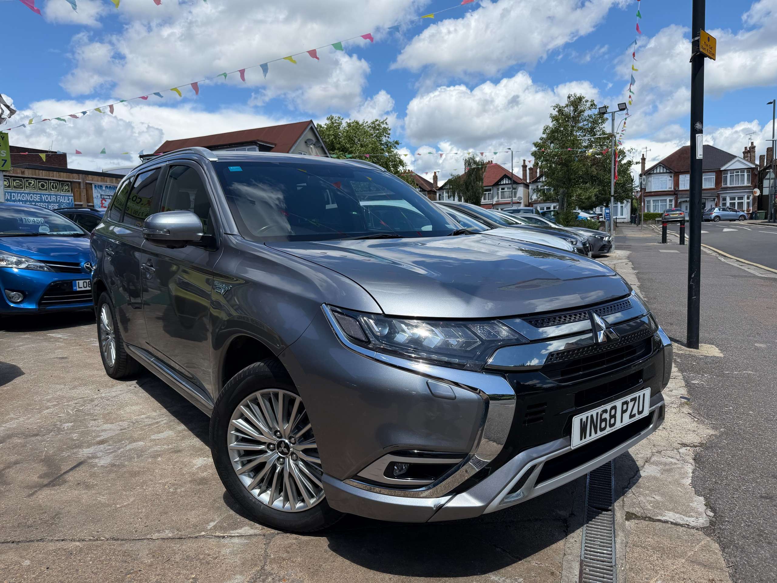 A 2018 MITSUBISHI OUTLANDER 2.4h TwinMotor 13.8kWh 4h SUV 5dr Petrol Plug-in Hybrid CVT 4WD Euro 6 (s/s) (209 ps) A 2018 MITSUBISHI OUTLANDER 2.4h TwinMotor 13.8kWh 4h SUV 5dr Petrol Plug-in Hybrid CVT 4WD Euro 6 (s/s) (209 ps)