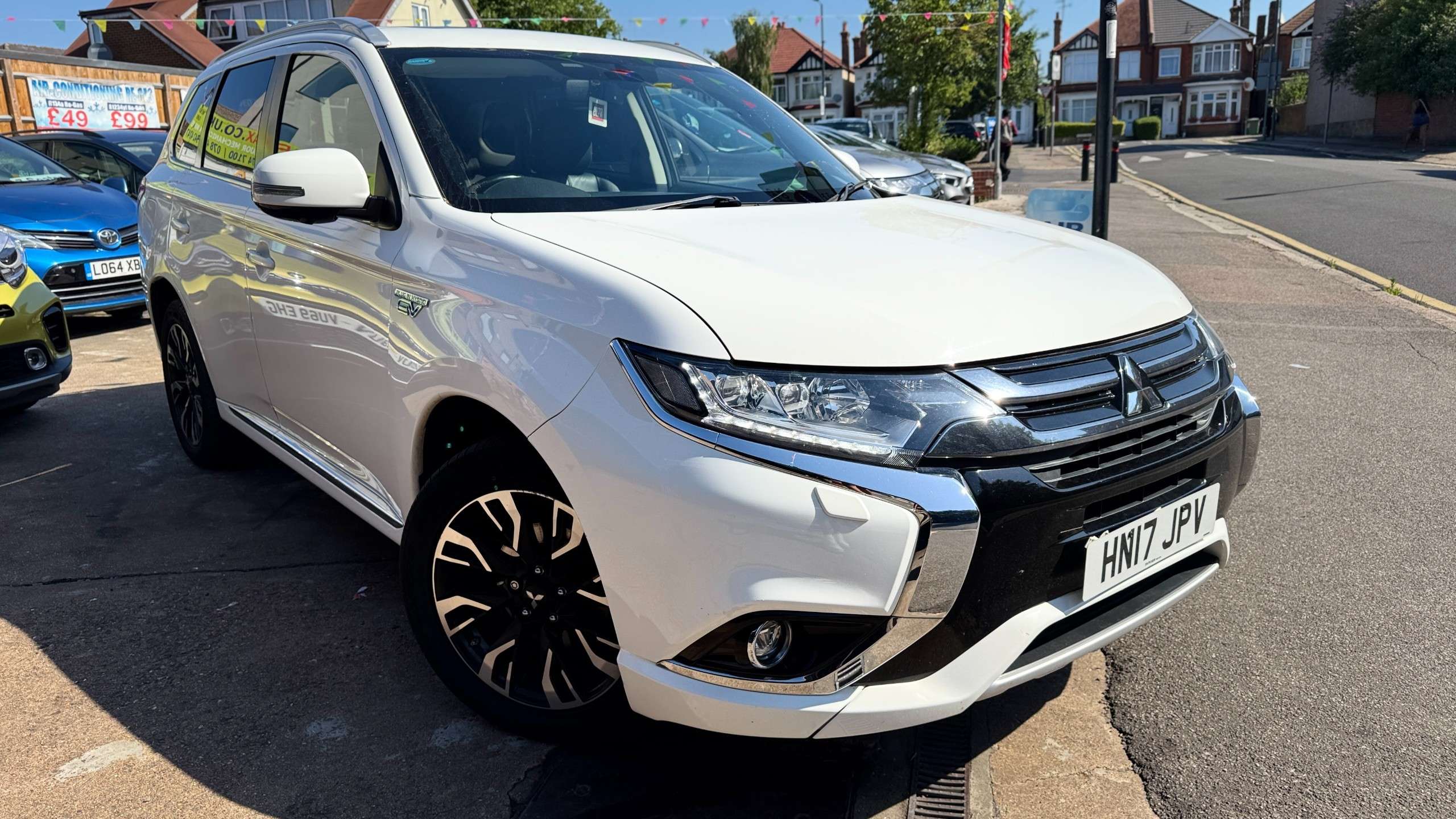 A 2017 MITSUBISHI OUTLANDER 2.0h 12kWh 4h SUV 5dr Petrol Plug-in Hybrid CVT 4WD Euro 6 (s/s) (200 ps) A 2017 MITSUBISHI OUTLANDER 2.0h 12kWh 4h SUV 5dr Petrol Plug-in Hybrid CVT 4WD Euro 6 (s/s) (200 ps)
