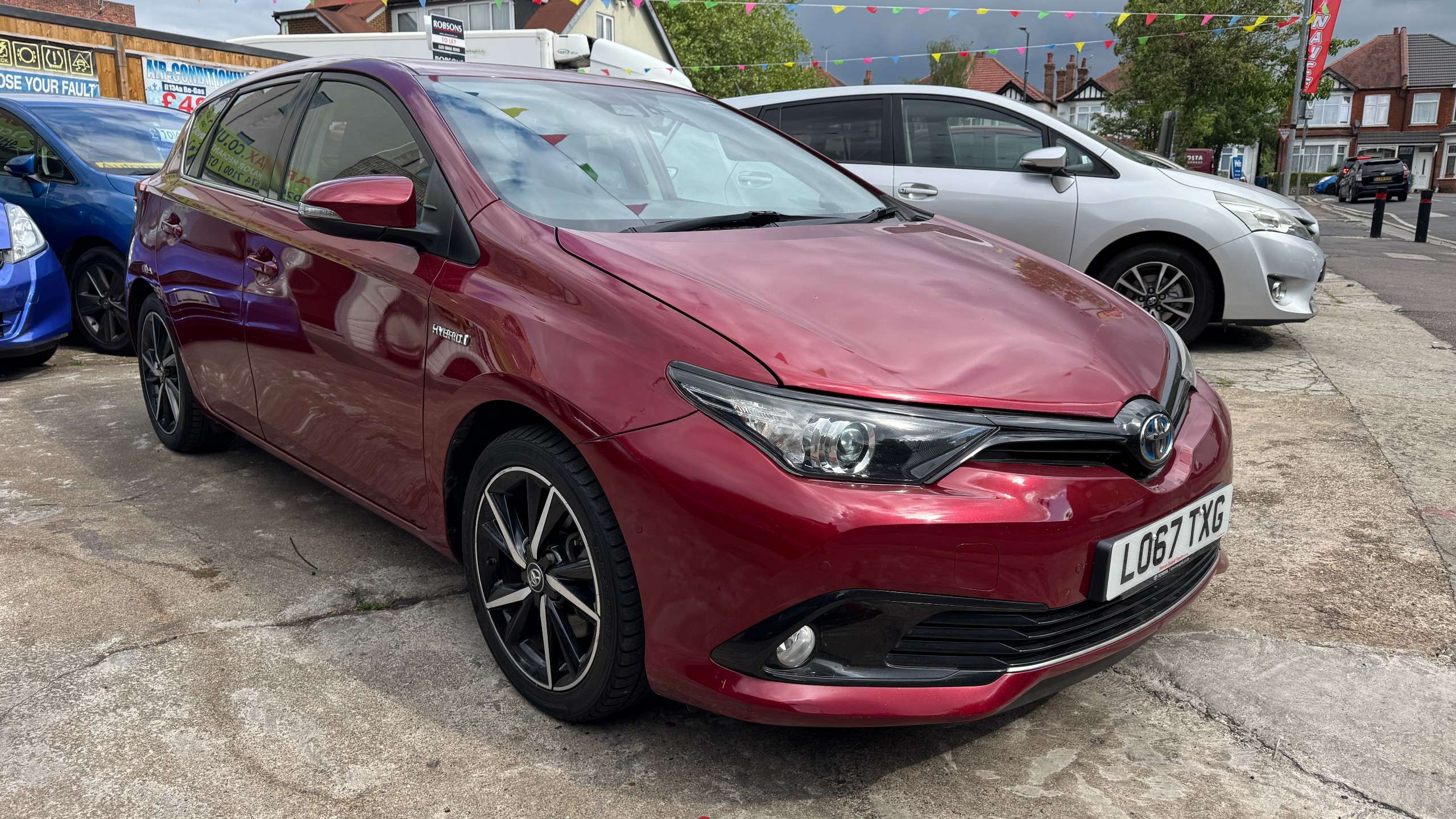 A 2018 TOYOTA AURIS 1.8 VVT-h Design Hatchback 5dr Petrol Hybrid CVT Euro 6 (s/s) (136 ps) A 2018 TOYOTA AURIS 1.8 VVT-h Design Hatchback 5dr Petrol Hybrid CVT Euro 6 (s/s) (136 ps)