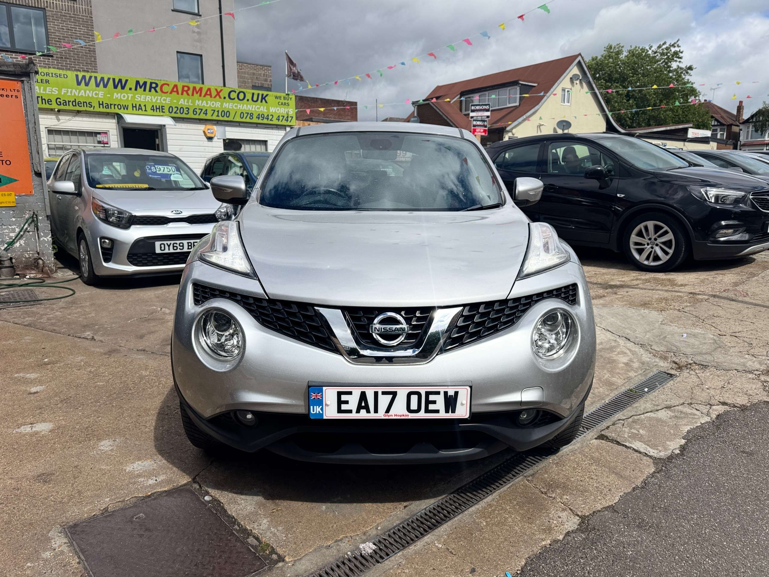 A 2017 NISSAN JUKE 1.6 N-Connecta SUV 5dr Petrol XTRON Euro 6 (117 ps) A 2017 NISSAN JUKE 1.6 N-Connecta SUV 5dr Petrol XTRON Euro 6 (117 ps)