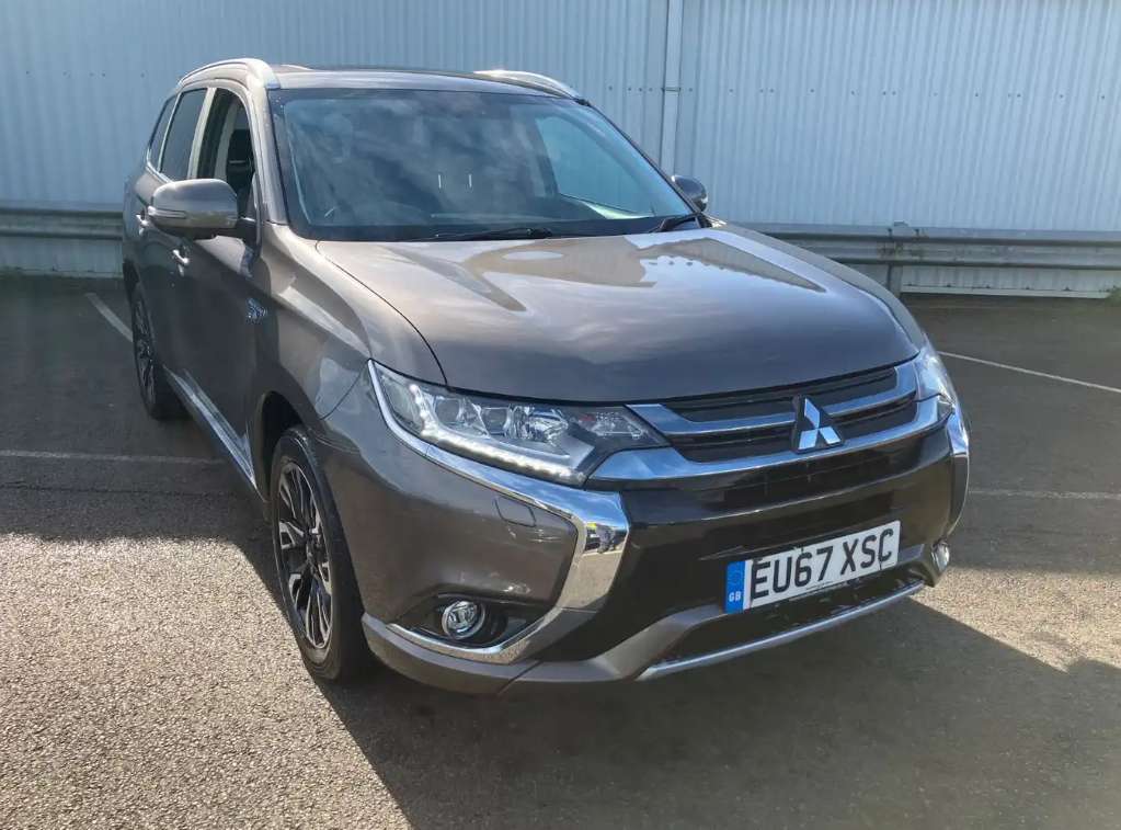 A 2017 MITSUBISHI OUTLANDER 2.0h 12kWh 4h SUV 5dr Petrol Plug-in Hybrid CVT 4WD Euro 6 (s/s) (200 ps) A 2017 MITSUBISHI OUTLANDER 2.0h 12kWh 4h SUV 5dr Petrol Plug-in Hybrid CVT 4WD Euro 6 (s/s) (200 ps)
