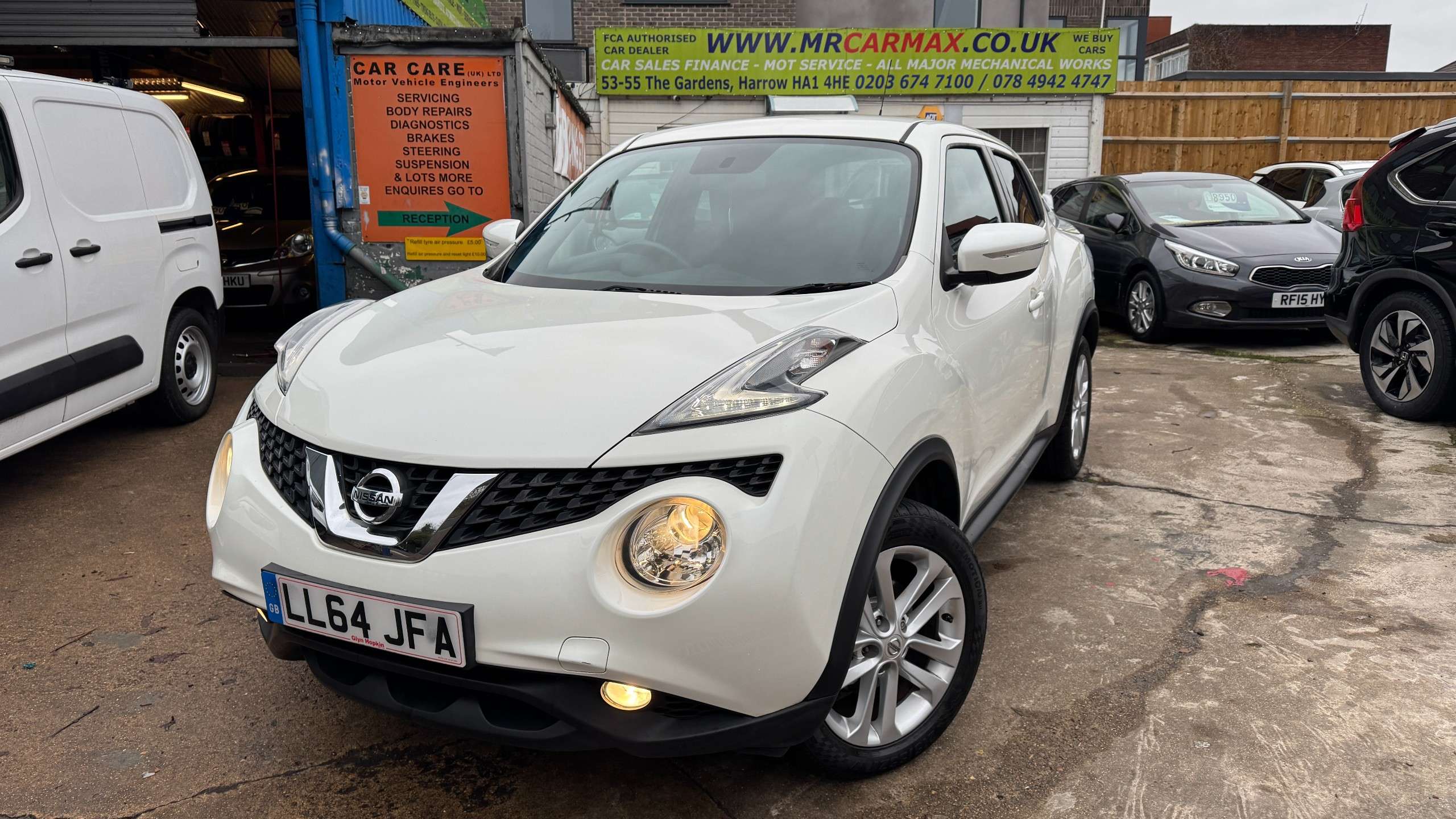 A 2014 NISSAN JUKE 1.6 Acenta Premium SUV 5dr Petrol XTRON Euro 5 (117 ps) A 2014 NISSAN JUKE 1.6 Acenta Premium SUV 5dr Petrol XTRON Euro 5 (117 ps)