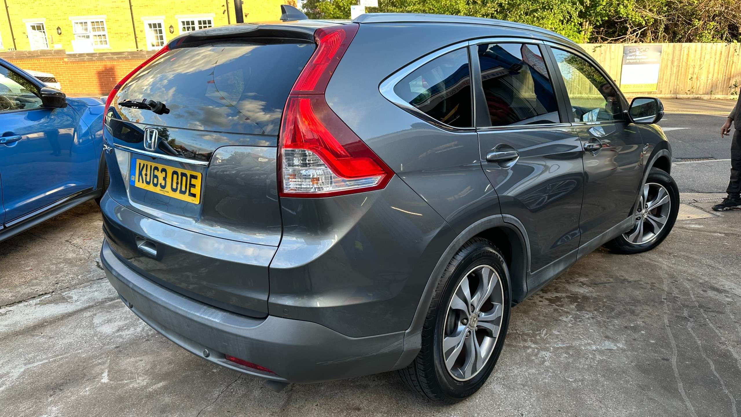 A 2014 HONDA CR-V 2.0 i-VTEC EX SUV 5dr Petrol Auto 4WD Euro 5 (155 ps) A 2014 HONDA CR-V 2.0 i-VTEC EX SUV 5dr Petrol Auto 4WD Euro 5 (155 ps)