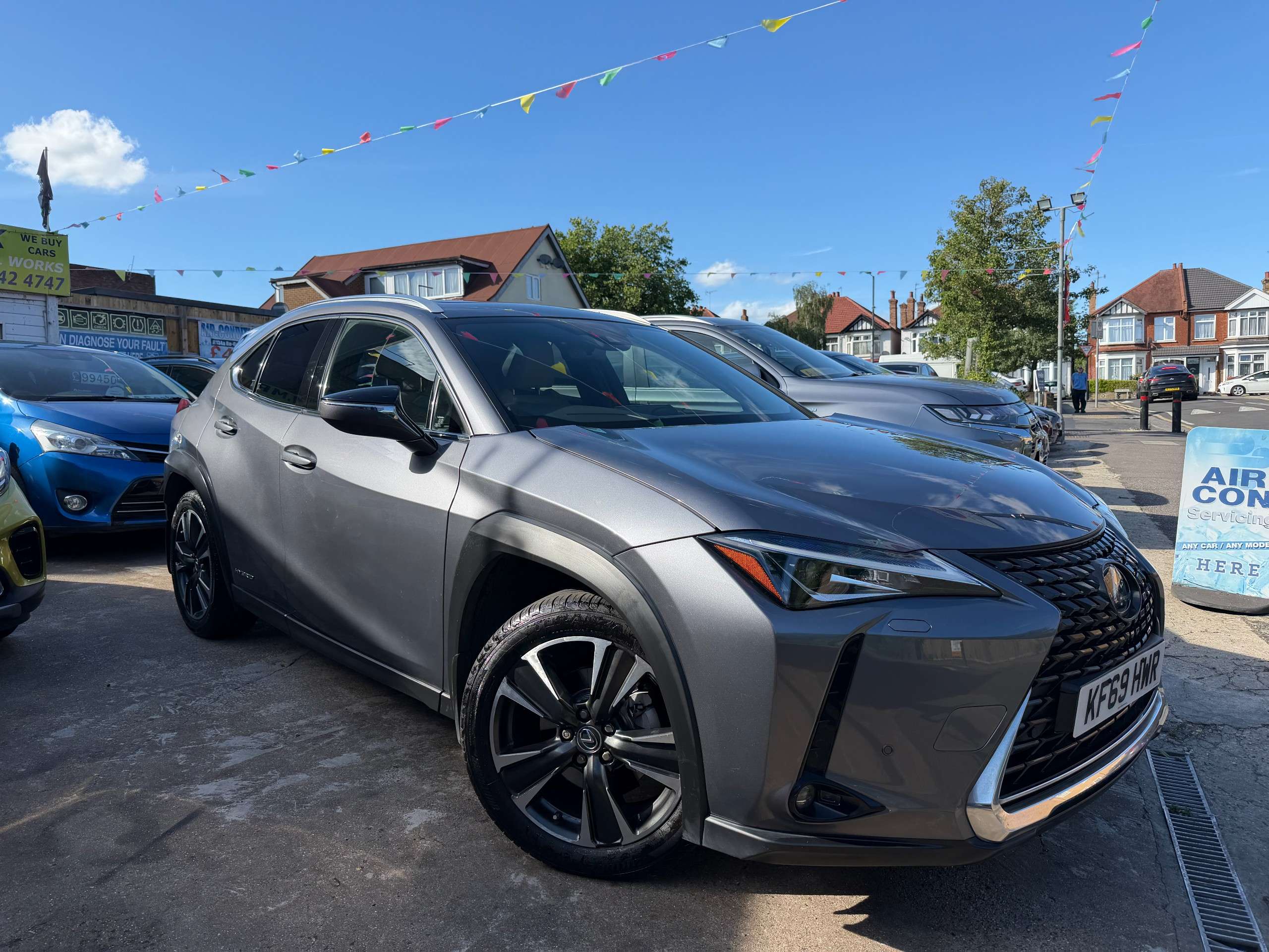 A 2019 LEXUS UX 2.0 250h SUV 5dr Petrol Hybrid E-CVT Euro 6 (s/s) (184 ps) A 2019 LEXUS UX 2.0 250h SUV 5dr Petrol Hybrid E-CVT Euro 6 (s/s) (184 ps)