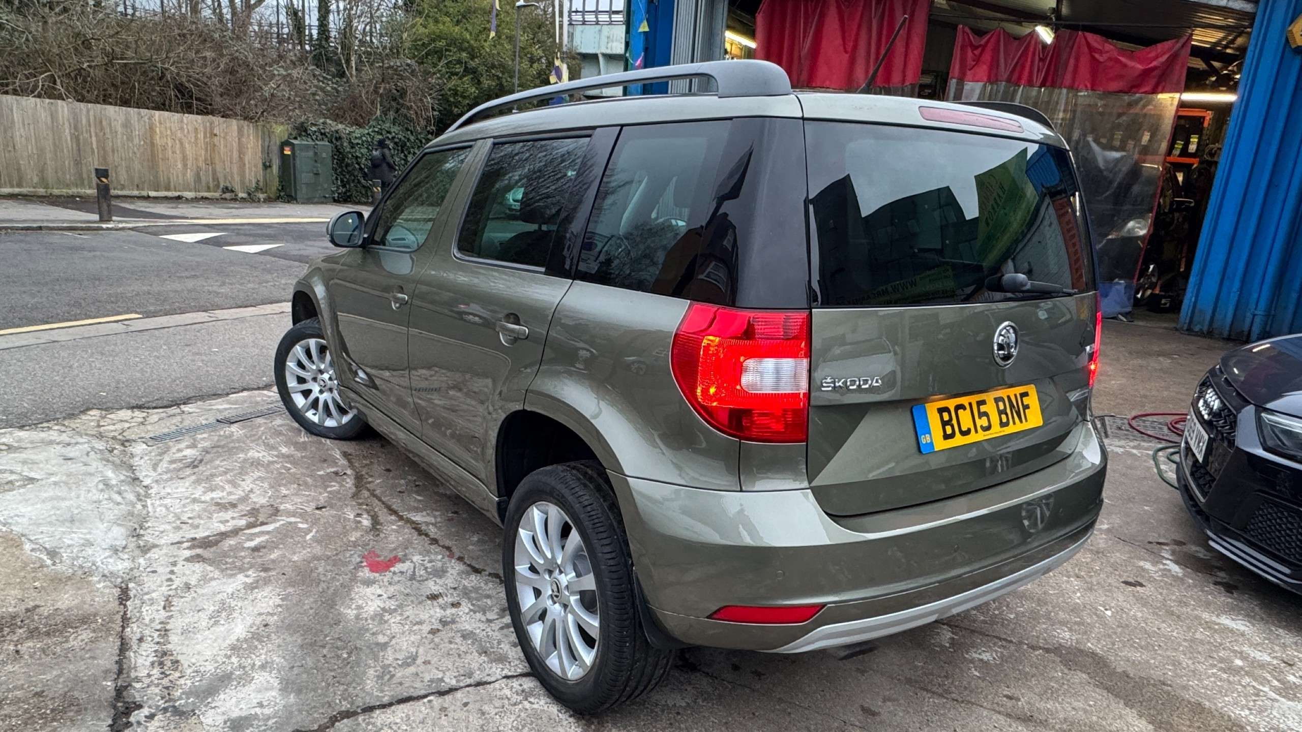 A 2015 SKODA YETI 1.2 TSI SE L SUV 5dr Petrol DSG Euro 6 (s/s) (110 ps) A 2015 SKODA YETI 1.2 TSI SE L SUV 5dr Petrol DSG Euro 6 (s/s) (110 ps)