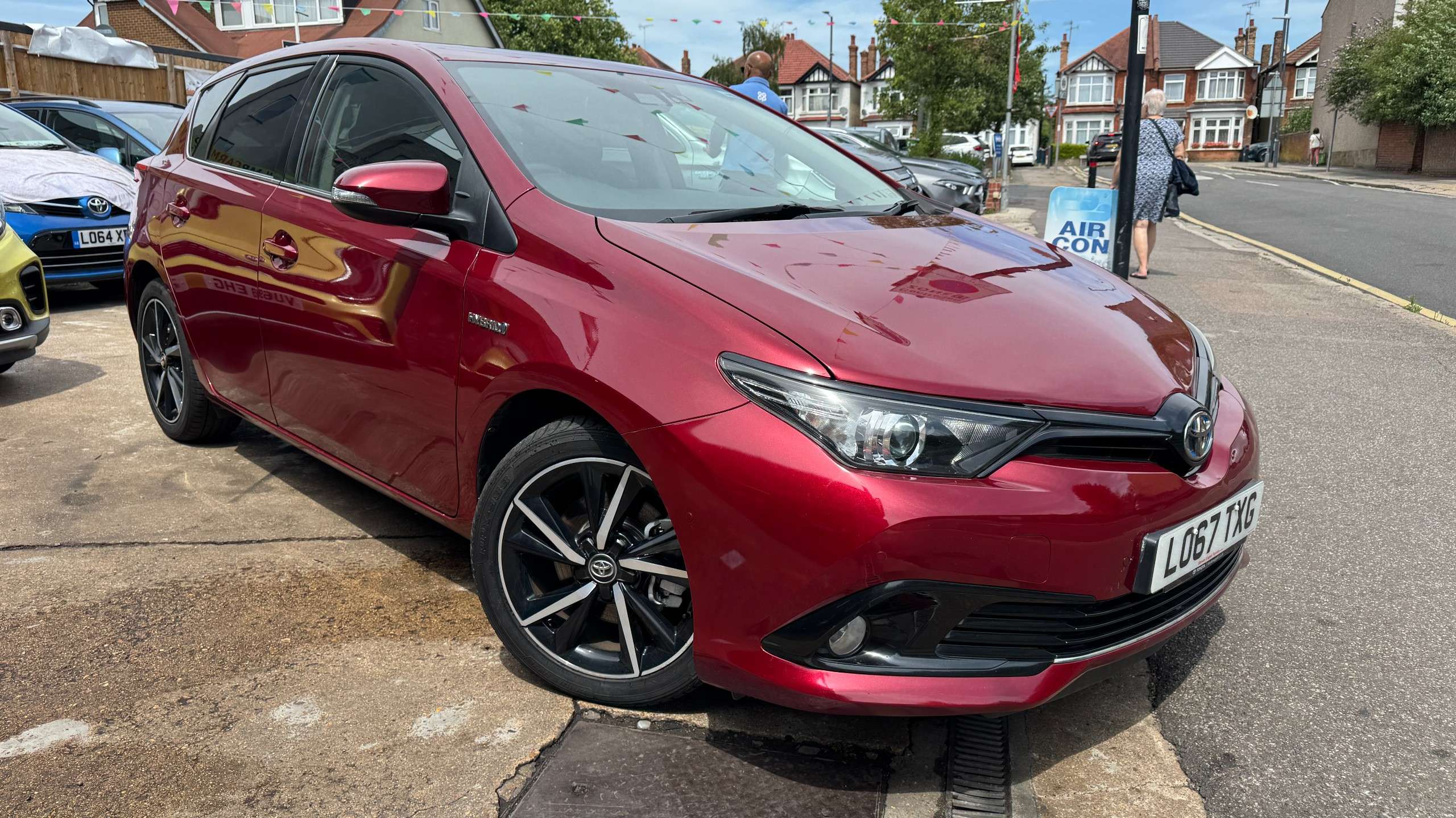 A 2018 TOYOTA AURIS 1.8 VVT-h Design Hatchback 5dr Petrol Hybrid CVT Euro 6 (s/s) (136 ps) A 2018 TOYOTA AURIS 1.8 VVT-h Design Hatchback 5dr Petrol Hybrid CVT Euro 6 (s/s) (136 ps)