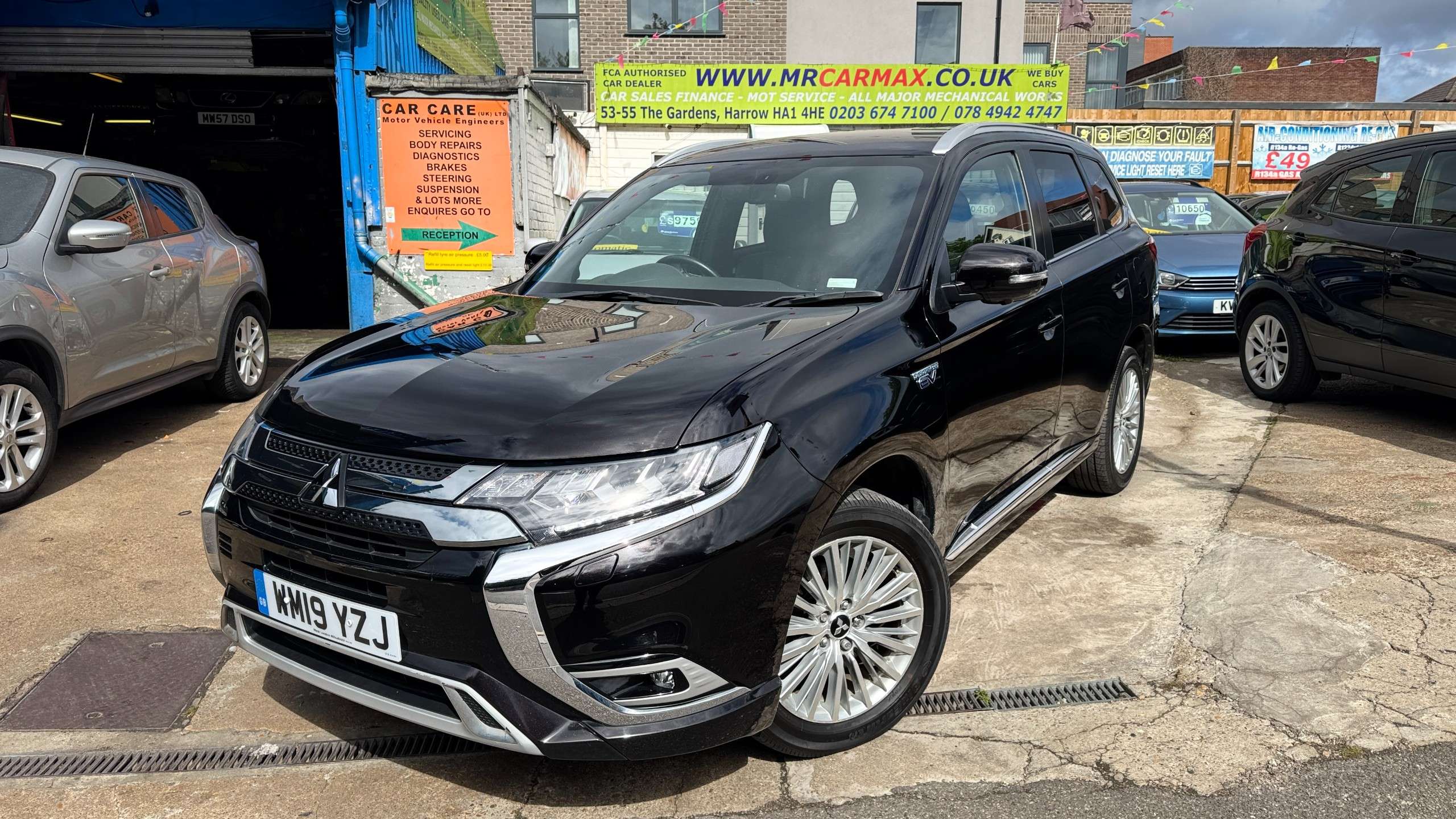 A 2019 MITSUBISHI OUTLANDER 2.4h TwinMotor 13.8kWh 4h SUV 5dr Petrol Plug-in Hybrid CVT 4WD Euro 6 (s/s) (209 ps) A 2019 MITSUBISHI OUTLANDER 2.4h TwinMotor 13.8kWh 4h SUV 5dr Petrol Plug-in Hybrid CVT 4WD Euro 6 (s/s) (209 ps)