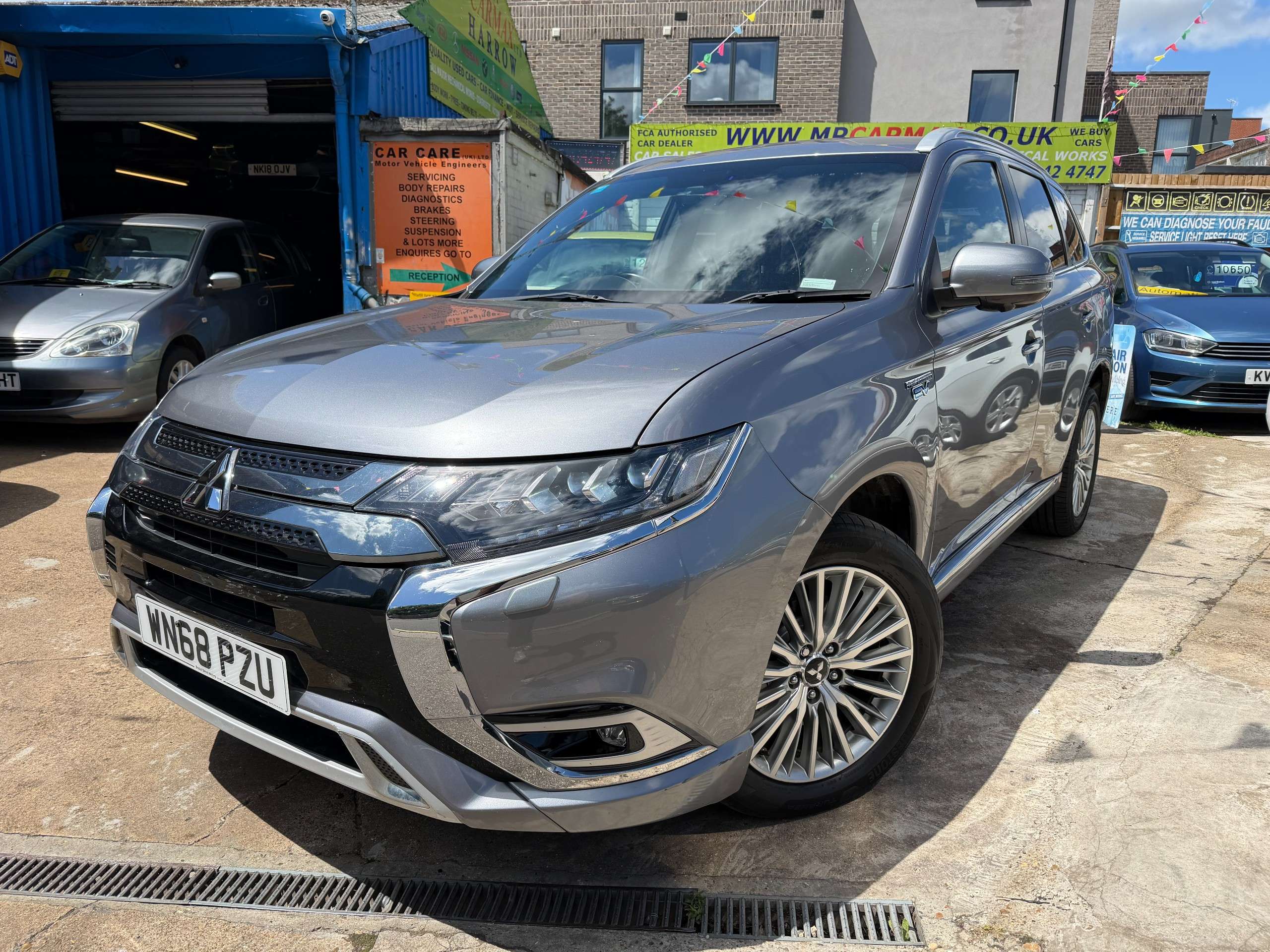 A 2018 MITSUBISHI OUTLANDER 2.4h TwinMotor 13.8kWh 4h SUV 5dr Petrol Plug-in Hybrid CVT 4WD Euro 6 (s/s) (209 ps) A 2018 MITSUBISHI OUTLANDER 2.4h TwinMotor 13.8kWh 4h SUV 5dr Petrol Plug-in Hybrid CVT 4WD Euro 6 (s/s) (209 ps)