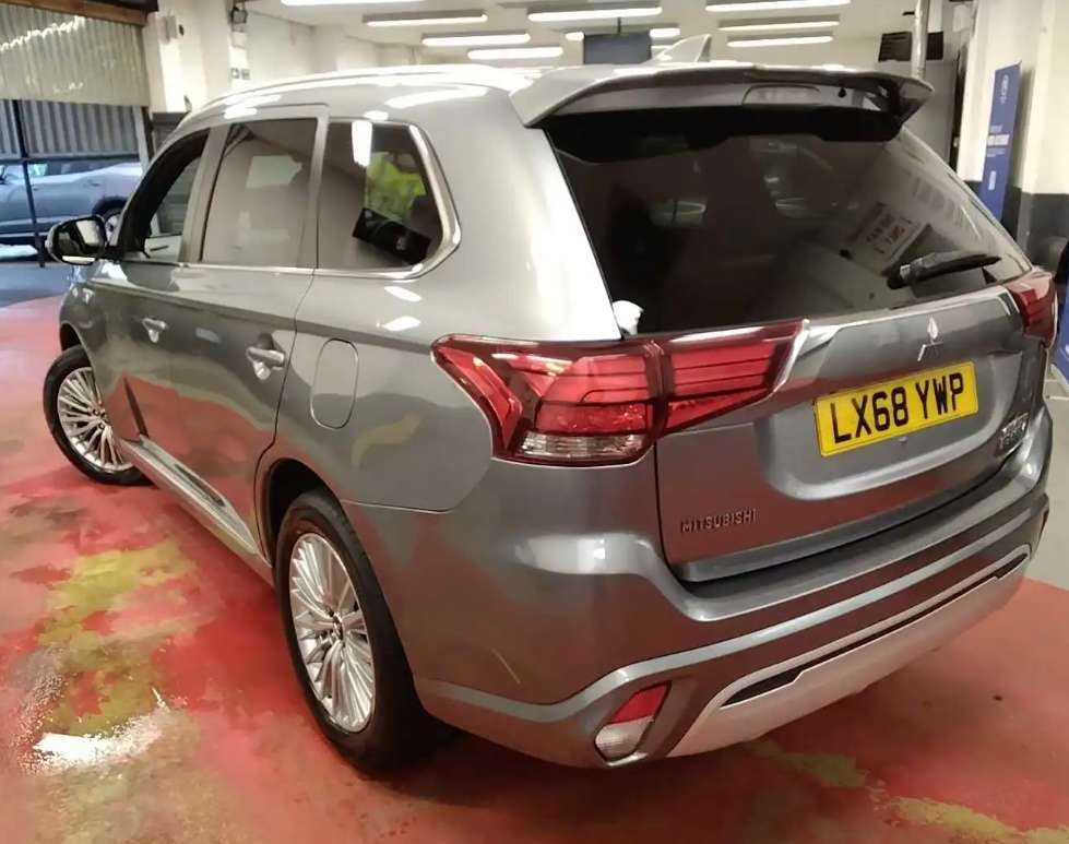 A 2018 MITSUBISHI OUTLANDER 2.4h TwinMotor 13.8kWh 4h SUV 5dr Petrol Plug-in Hybrid CVT 4WD Euro 6 (s/s) (209 ps) A 2018 MITSUBISHI OUTLANDER 2.4h TwinMotor 13.8kWh 4h SUV 5dr Petrol Plug-in Hybrid CVT 4WD Euro 6 (s/s) (209 ps)