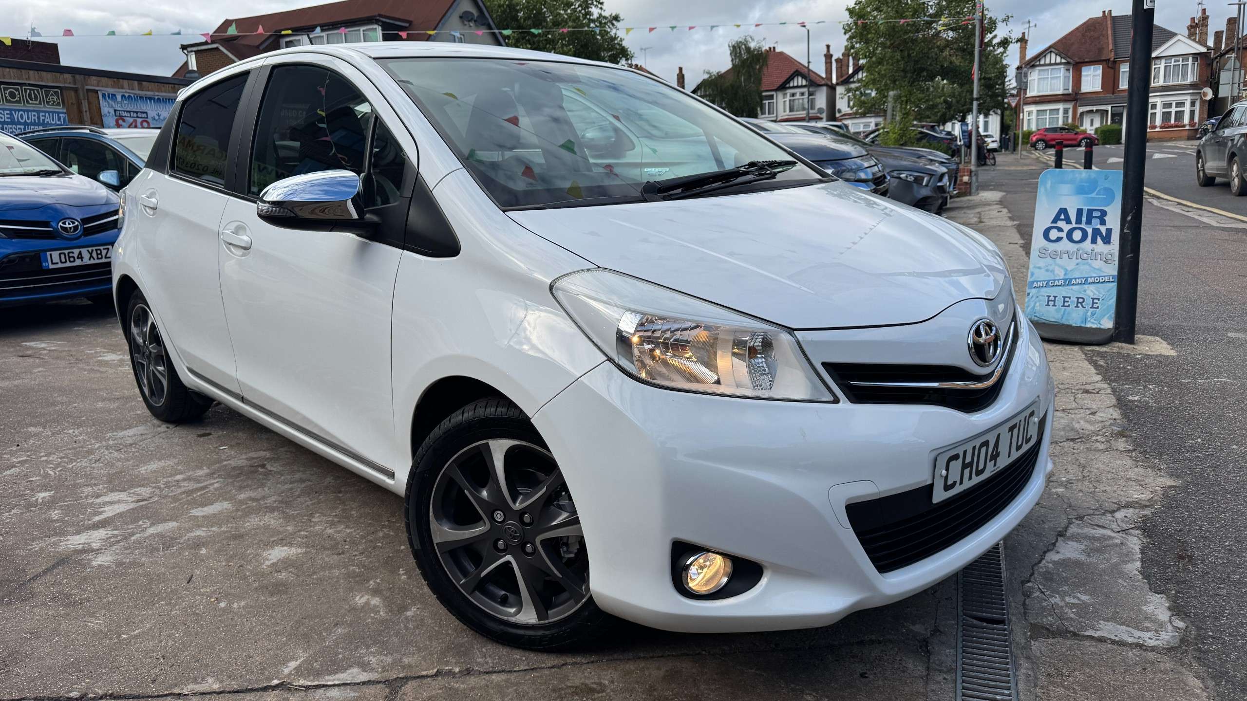 A 2014 TOYOTA YARIS 1.33 Dual VVT-i Trend Hatchback 5dr Petrol Manual Euro 5 (99 ps) A 2014 TOYOTA YARIS 1.33 Dual VVT-i Trend Hatchback 5dr Petrol Manual Euro 5 (99 ps)