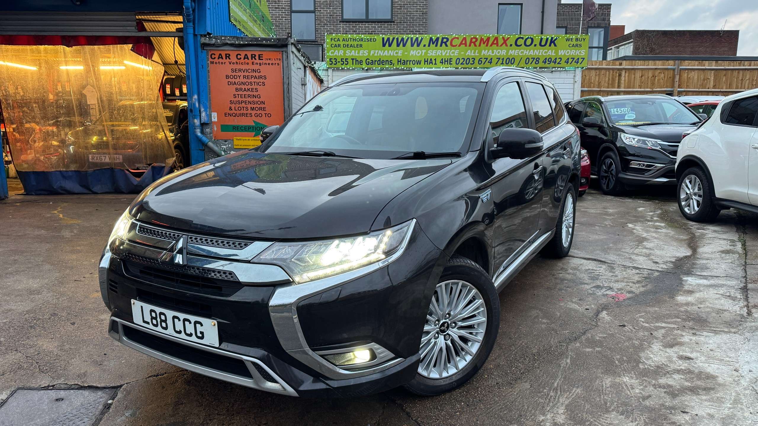 A 2018 MITSUBISHI OUTLANDER 2.4h TwinMotor 13.8kWh 4h SUV 5dr Petrol Plug-in Hybrid CVT 4WD Euro 6 (s/s) (209 ps) A 2018 MITSUBISHI OUTLANDER 2.4h TwinMotor 13.8kWh 4h SUV 5dr Petrol Plug-in Hybrid CVT 4WD Euro 6 (s/s) (209 ps)