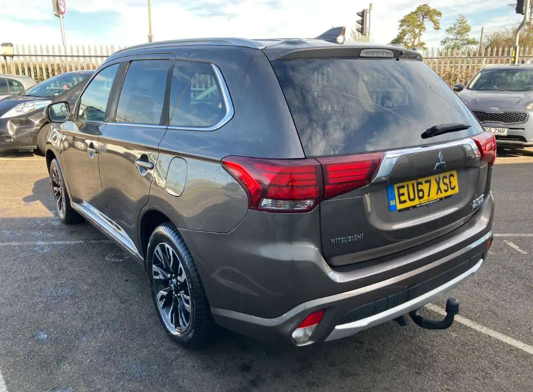 A 2017 MITSUBISHI OUTLANDER 2.0h 12kWh 4h SUV 5dr Petrol Plug-in Hybrid CVT 4WD Euro 6 (s/s) (200 ps) A 2017 MITSUBISHI OUTLANDER 2.0h 12kWh 4h SUV 5dr Petrol Plug-in Hybrid CVT 4WD Euro 6 (s/s) (200 ps)