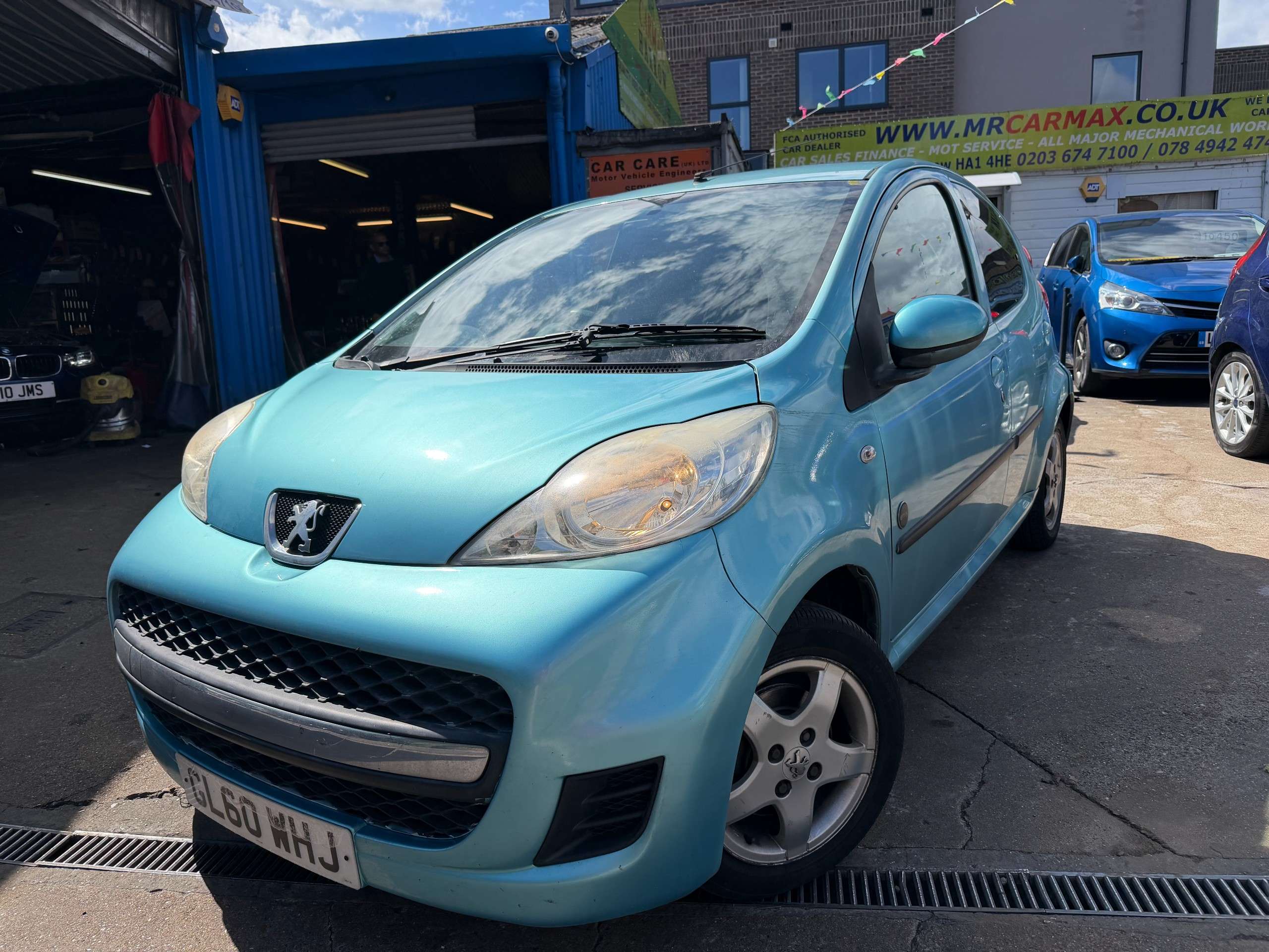 A 2011 PEUGEOT 107 1.0 12V Envy Hatchback 5dr Petrol Manual Euro 5 (68 ps) A 2011 PEUGEOT 107 1.0 12V Envy Hatchback 5dr Petrol Manual Euro 5 (68 ps)