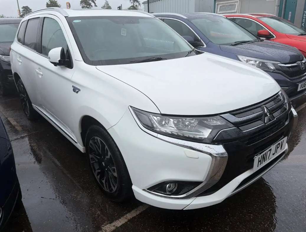 A 2017 MITSUBISHI OUTLANDER 2.0h 12kWh 4h SUV 5dr Petrol Plug-in Hybrid CVT 4WD Euro 6 (s/s) (200 ps) A 2017 MITSUBISHI OUTLANDER 2.0h 12kWh 4h SUV 5dr Petrol Plug-in Hybrid CVT 4WD Euro 6 (s/s) (200 ps)