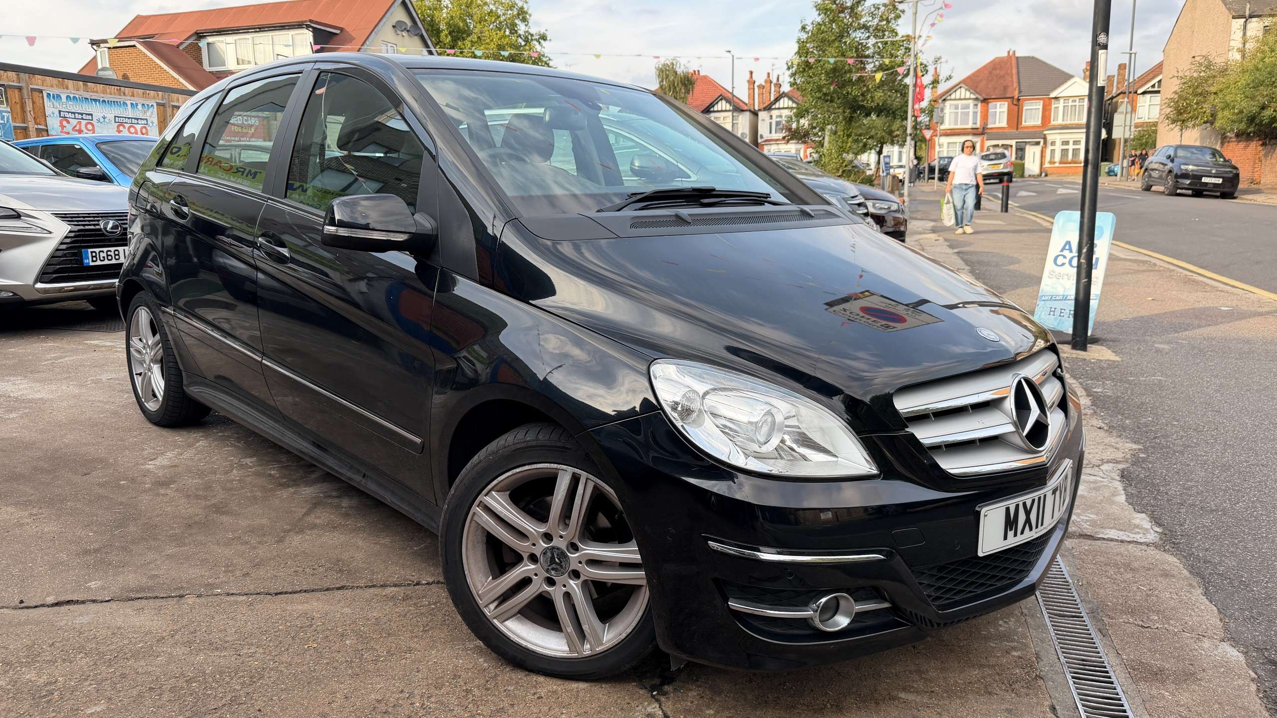 A 2011 MERCEDES-BENZ B CLASS 1.7 B180 Sport MPV 5dr Petrol CVT (177 g/km, 116 bhp) A 2011 MERCEDES-BENZ B CLASS 1.7 B180 Sport MPV 5dr Petrol CVT (177 g/km, 116 bhp)