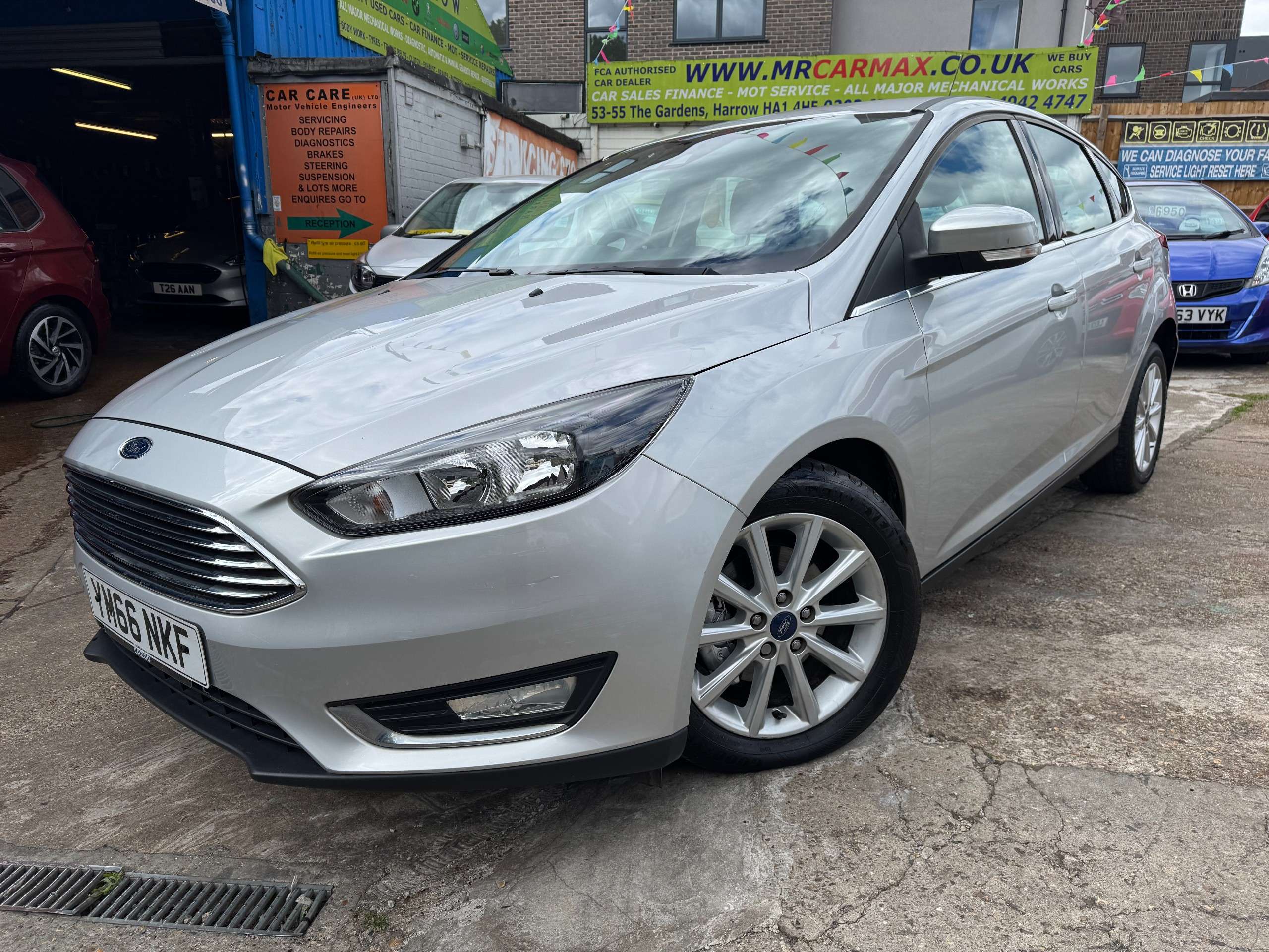 A 2017 FORD FOCUS 1.0T EcoBoost Titanium Hatchback 5dr Petrol Auto Euro 6 (s/s) (125 ps) A 2017 FORD FOCUS 1.0T EcoBoost Titanium Hatchback 5dr Petrol Auto Euro 6 (s/s) (125 ps)