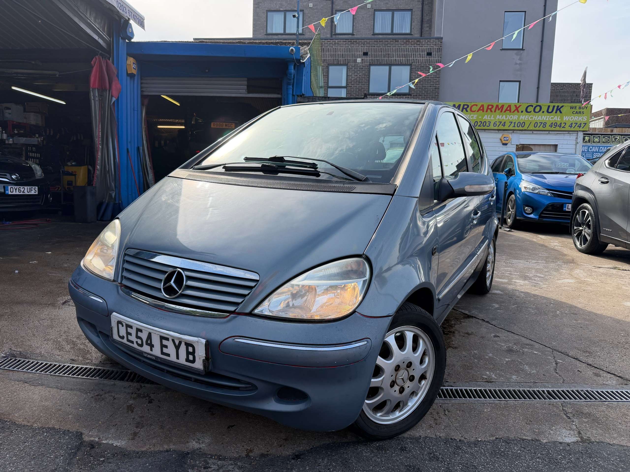 A 2004 MERCEDES-BENZ A CLASS 1.6 A160 Elegance SWB Hatchback 5dr Petrol Automatic (183 g/km, 102 bhp) A 2004 MERCEDES-BENZ A CLASS 1.6 A160 Elegance SWB Hatchback 5dr Petrol Automatic (183 g/km, 102 bhp)