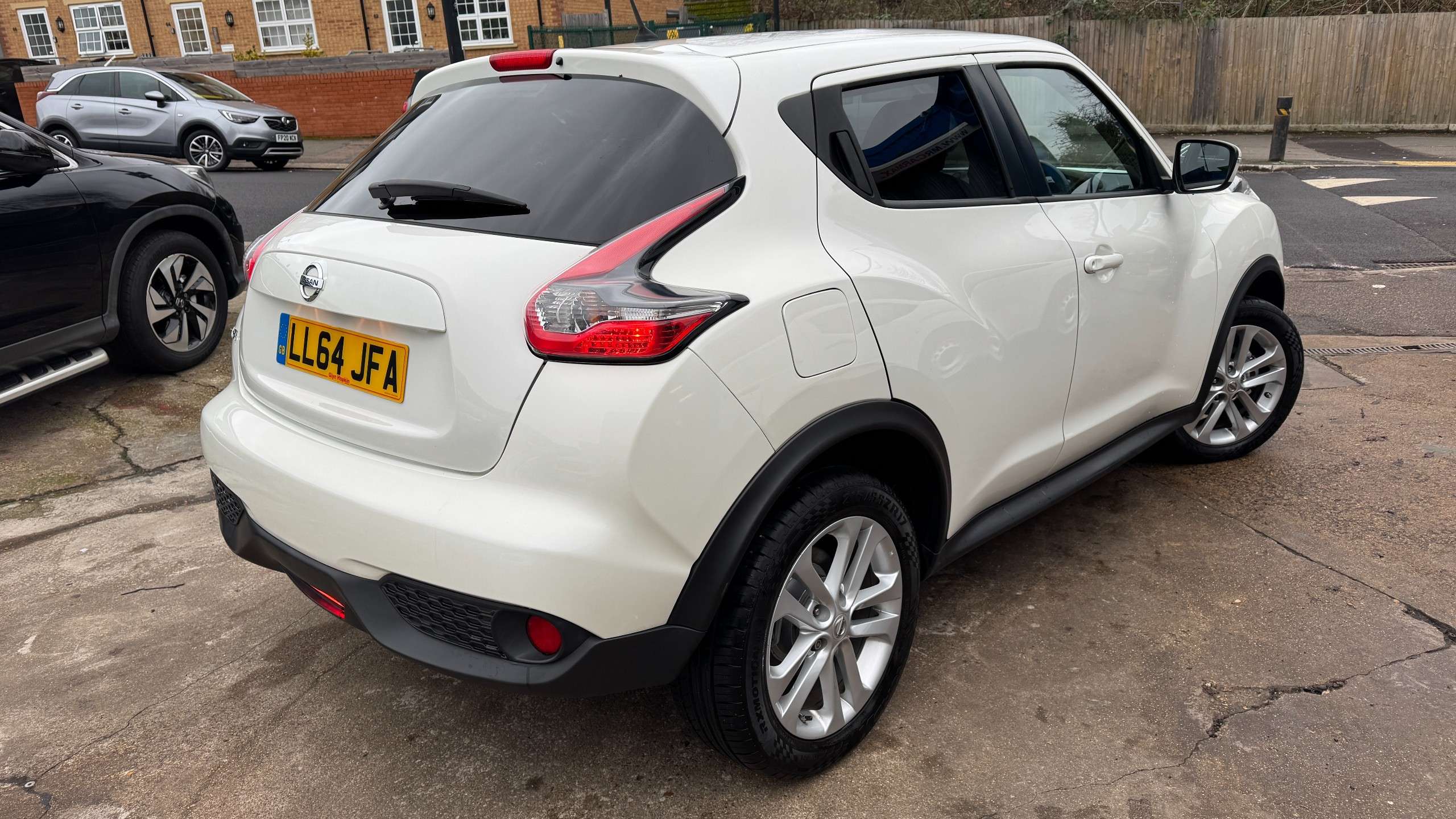 A 2014 NISSAN JUKE 1.6 Acenta Premium SUV 5dr Petrol XTRON Euro 5 (117 ps) A 2014 NISSAN JUKE 1.6 Acenta Premium SUV 5dr Petrol XTRON Euro 5 (117 ps)