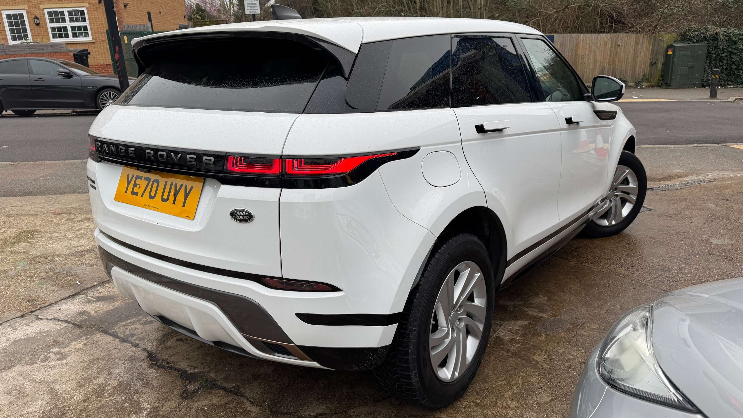 A 2020 LAND ROVER RANGE ROVER EVOQUE R-DYNAMIC S A 2020 LAND ROVER RANGE ROVER EVOQUE R-DYNAMIC S