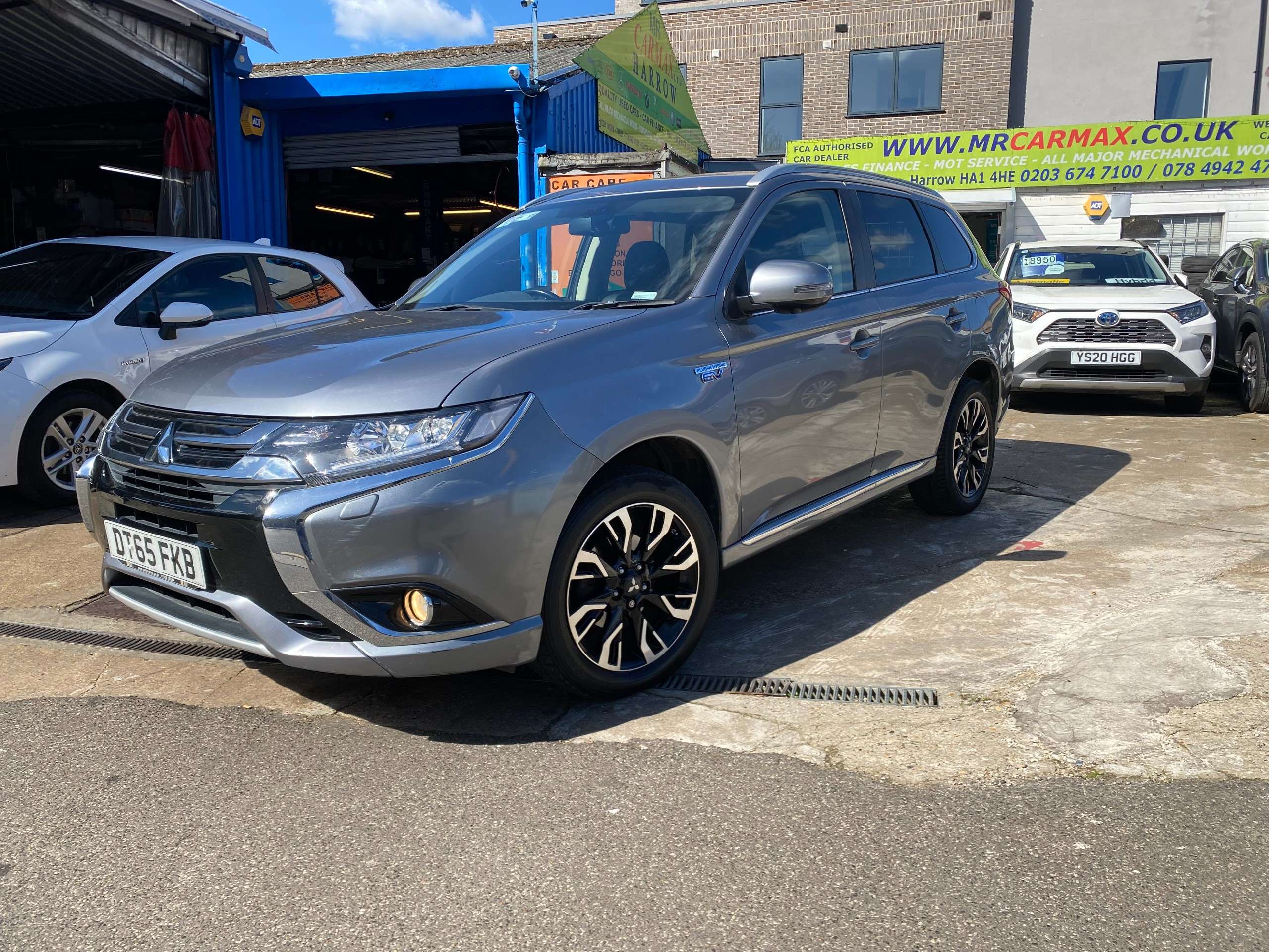 A 2016 MITSUBISHI OUTLANDER 2.0h 12kWh GX4h SUV 5dr Petrol Plug-in Hybrid CVT 4WD Euro 6 (s/s) (200 ps) A 2016 MITSUBISHI OUTLANDER 2.0h 12kWh GX4h SUV 5dr Petrol Plug-in Hybrid CVT 4WD Euro 6 (s/s) (200 ps)