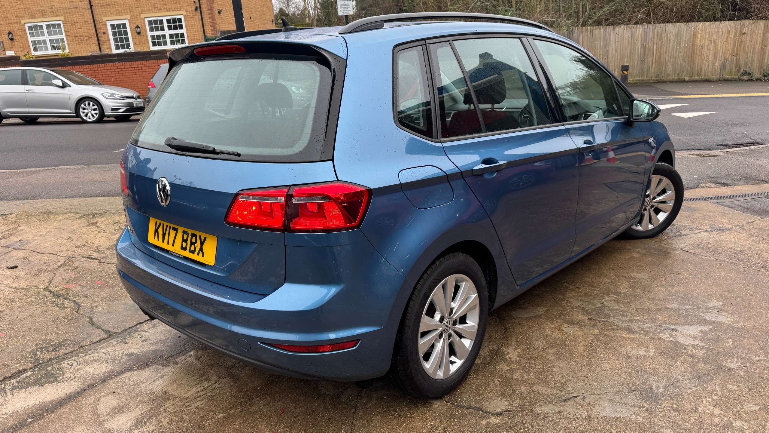 A 2017 VOLKSWAGEN GOLF SV 1.4 TSI BlueMotion Tech SE MPV 5dr Petrol DSG Euro 6 (s/s) (125 ps) A 2017 VOLKSWAGEN GOLF SV 1.4 TSI BlueMotion Tech SE MPV 5dr Petrol DSG Euro 6 (s/s) (125 ps)