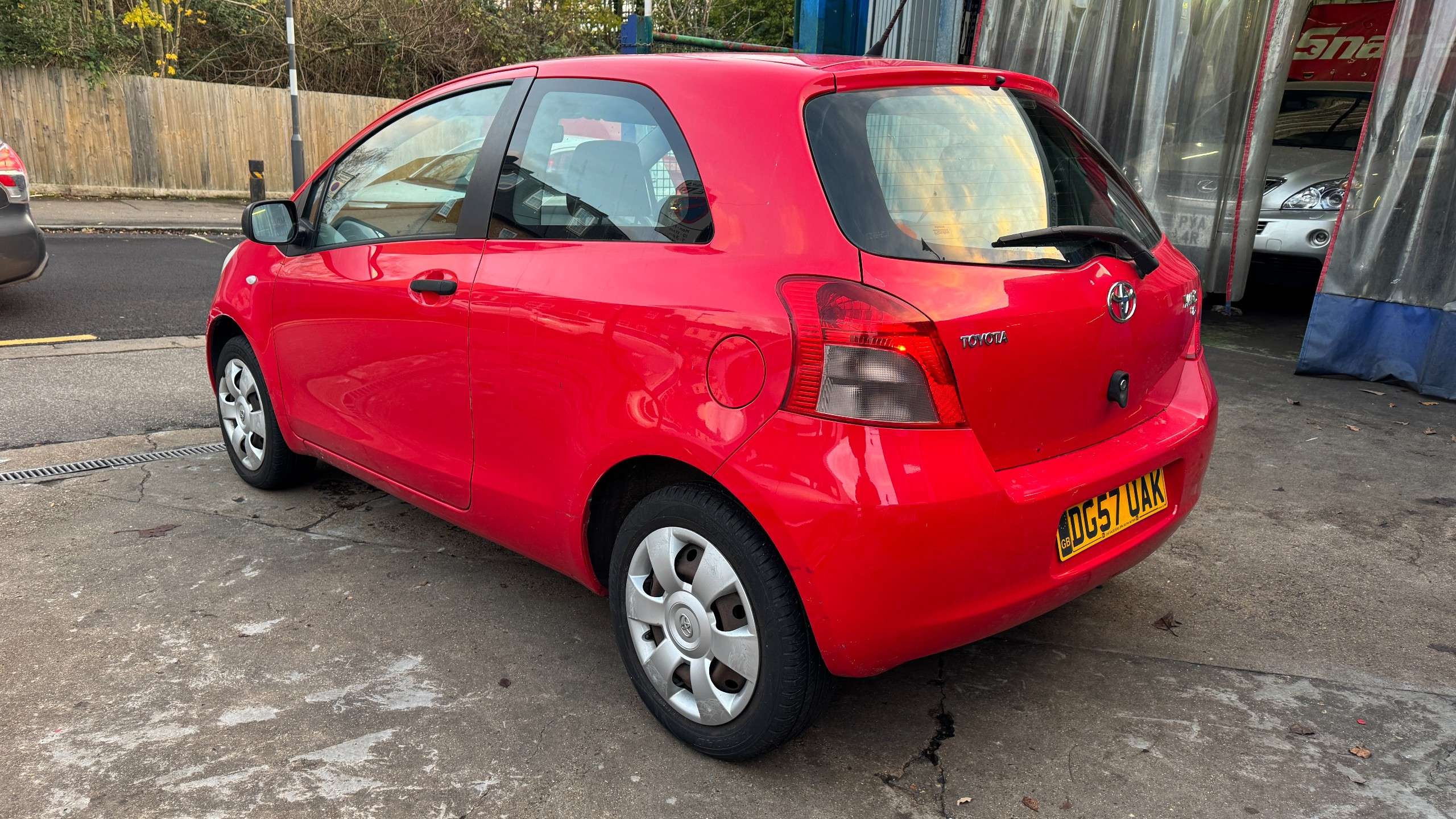 A 2007 TOYOTA YARIS 1.0 VVT-i T2 Hatchback 3dr Petrol Manual (127 g/km, 67 bhp) A 2007 TOYOTA YARIS 1.0 VVT-i T2 Hatchback 3dr Petrol Manual (127 g/km, 67 bhp)