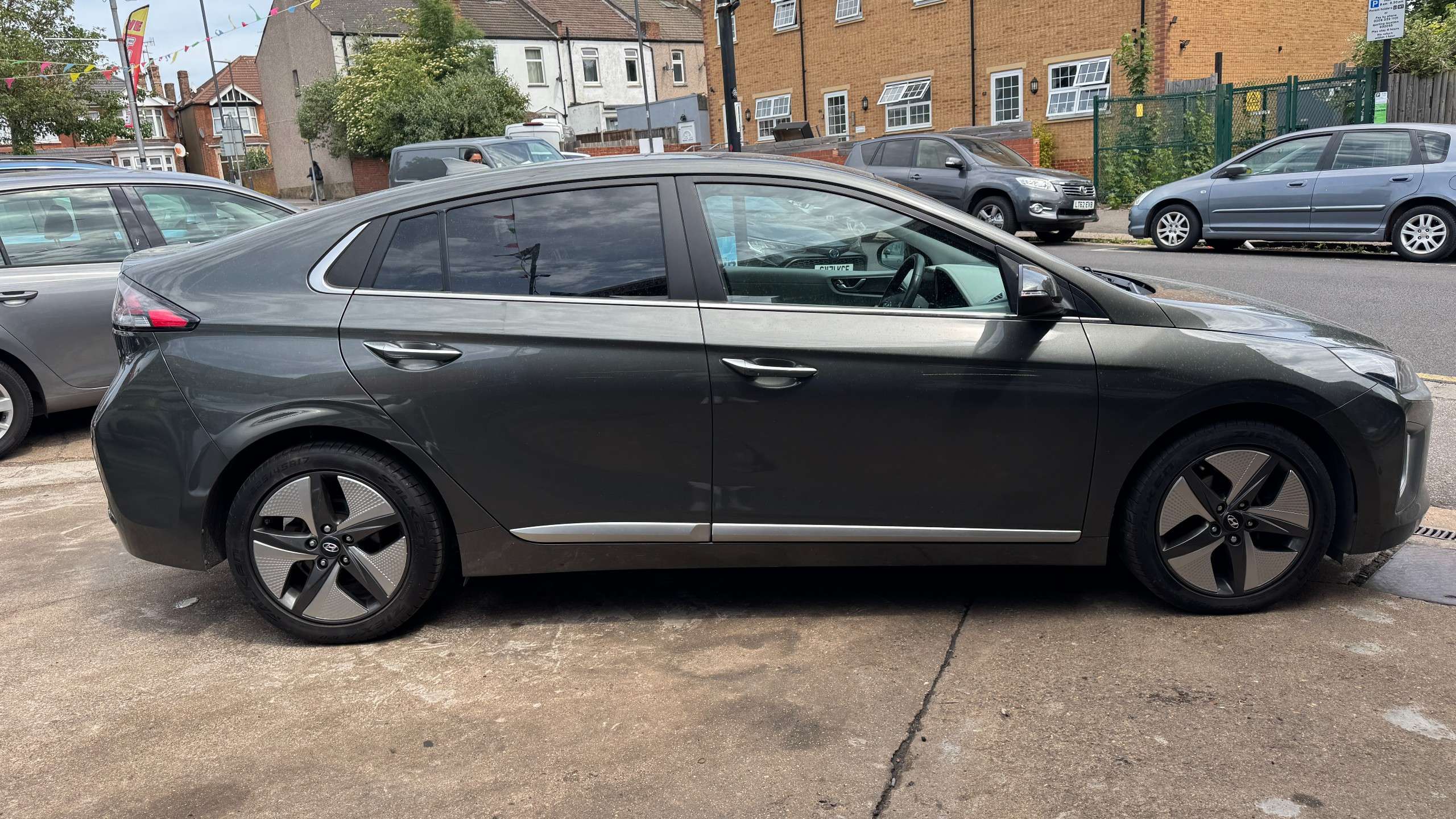 A 2021 HYUNDAI IONIQ 1.6 h-GDi Premium SE Hatchback 5dr Petrol Hybrid DCT Euro 6 (s/s) (141 ps) A 2021 HYUNDAI IONIQ 1.6 h-GDi Premium SE Hatchback 5dr Petrol Hybrid DCT Euro 6 (s/s) (141 ps)