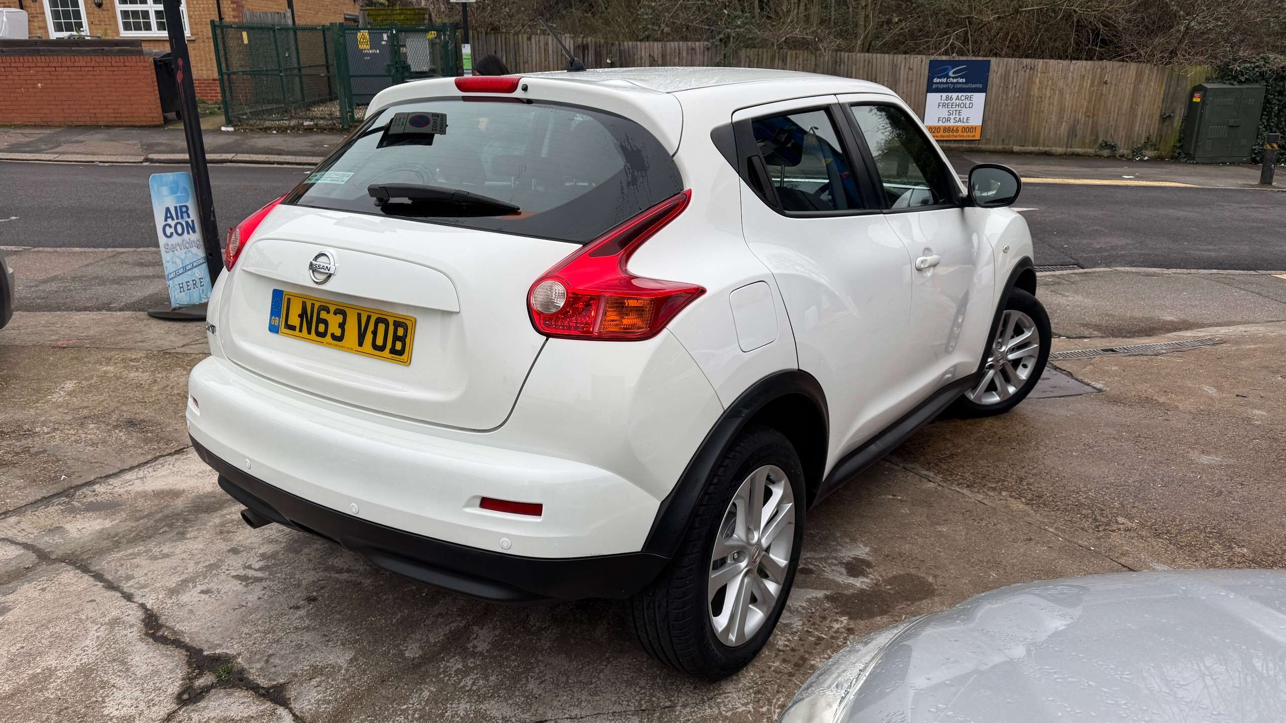 A 2013 NISSAN JUKE 1.6 Acenta SUV 5dr Petrol CVT Euro 5 (117 ps) A 2013 NISSAN JUKE 1.6 Acenta SUV 5dr Petrol CVT Euro 5 (117 ps)