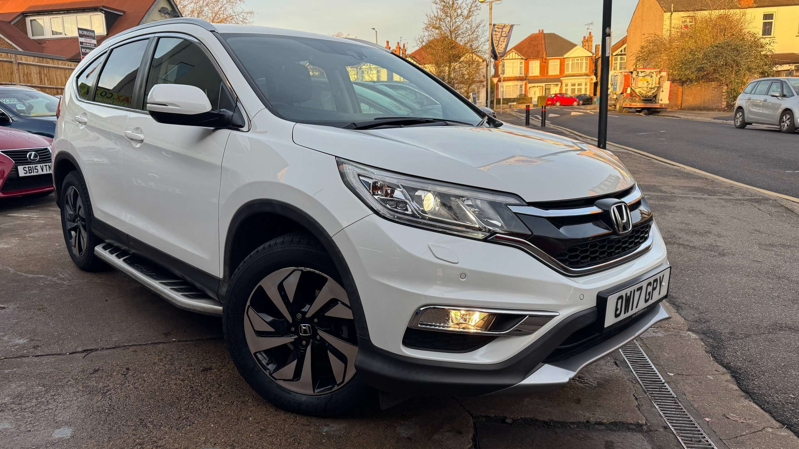 A 2017 HONDA CR-V 2.0 i-VTEC SR SUV 5dr Petrol Auto 4WD Euro 6 (155 ps) A 2017 HONDA CR-V 2.0 i-VTEC SR SUV 5dr Petrol Auto 4WD Euro 6 (155 ps)