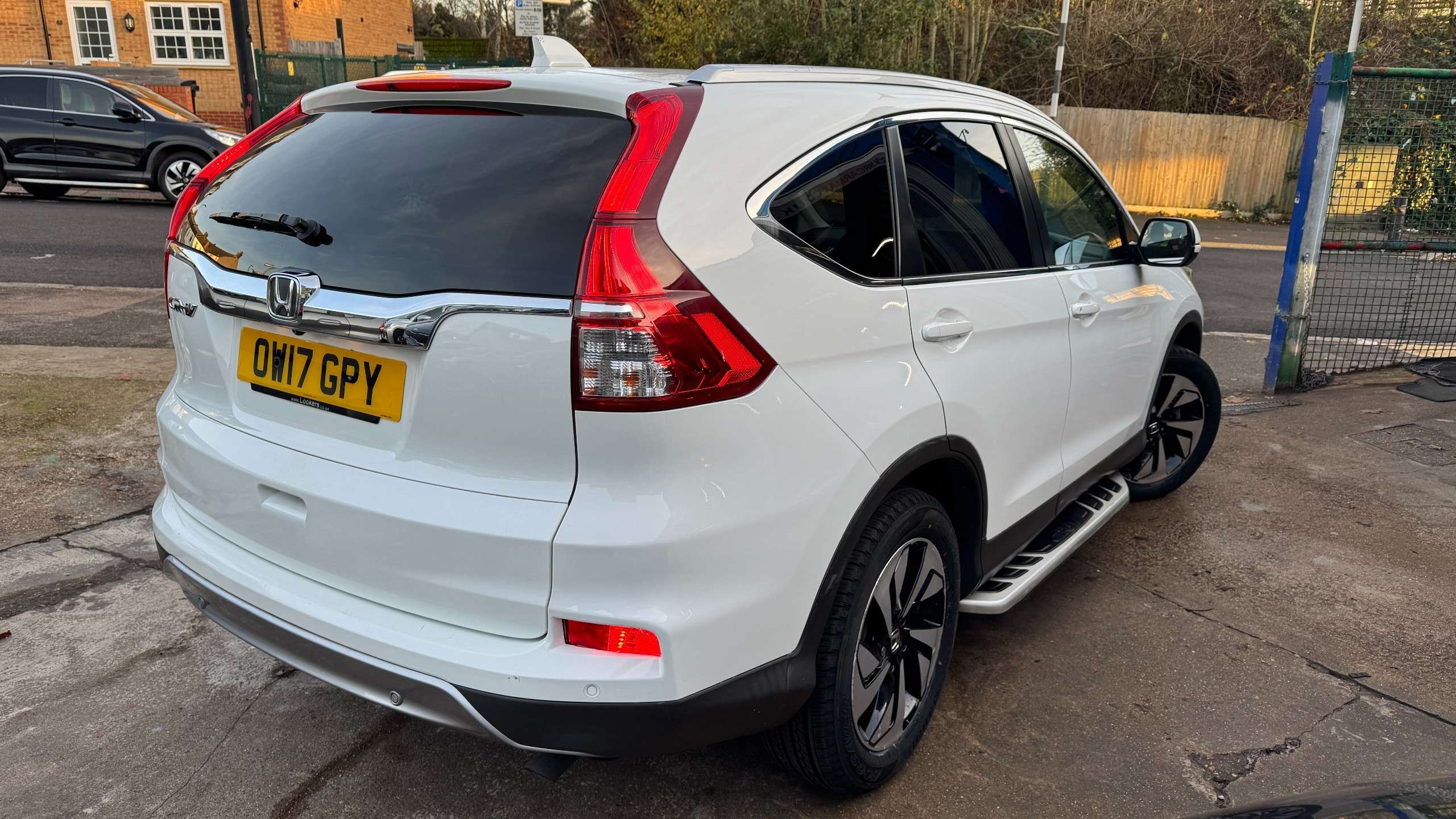 A 2017 HONDA CR-V 2.0 i-VTEC SR SUV 5dr Petrol Auto 4WD Euro 6 (155 ps) A 2017 HONDA CR-V 2.0 i-VTEC SR SUV 5dr Petrol Auto 4WD Euro 6 (155 ps)