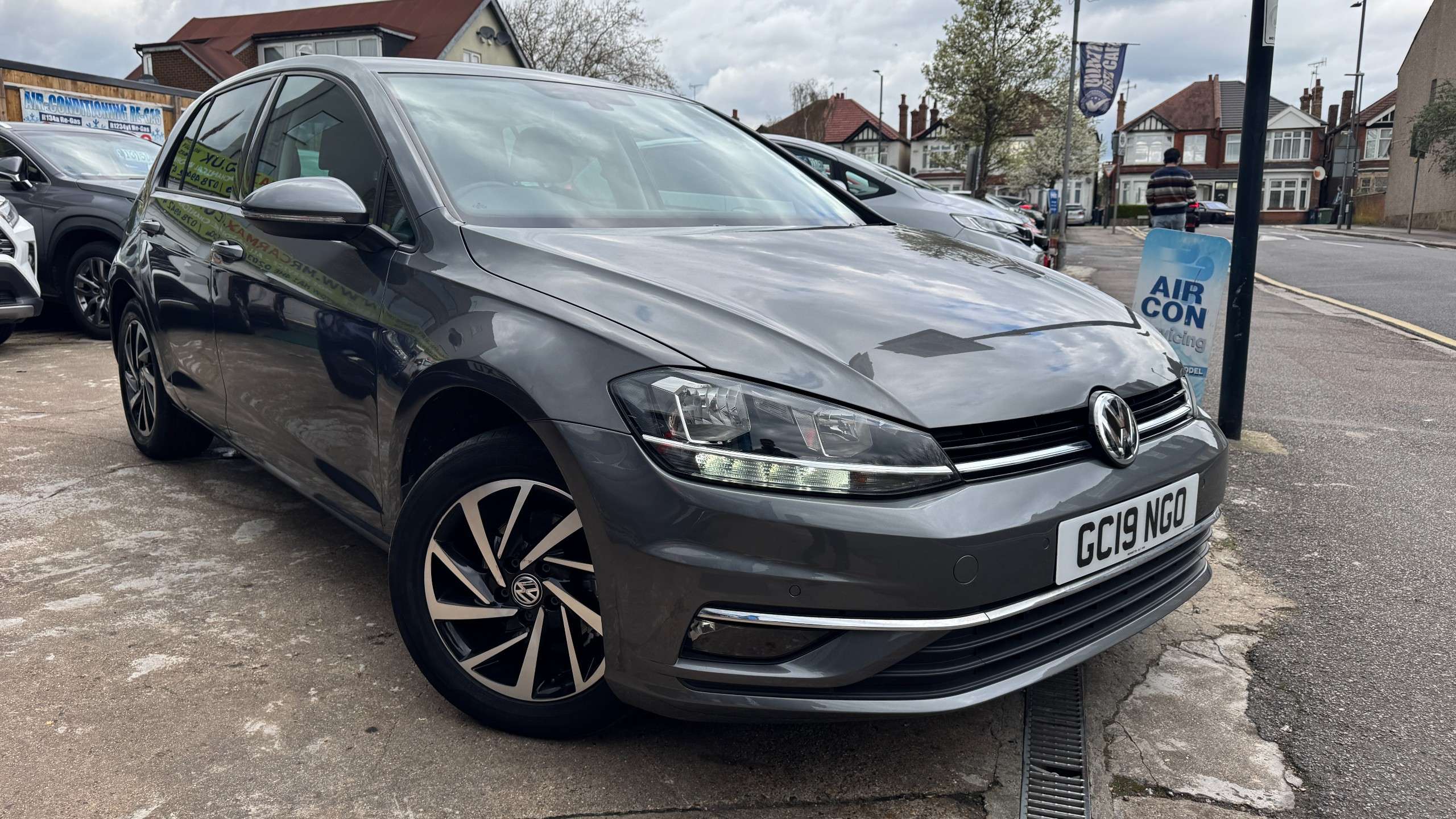 A 2019 VOLKSWAGEN GOLF 1.0 TSI Match Hatchback 5dr Petrol DSG Euro 6 (s/s) (115 ps) A 2019 VOLKSWAGEN GOLF 1.0 TSI Match Hatchback 5dr Petrol DSG Euro 6 (s/s) (115 ps)