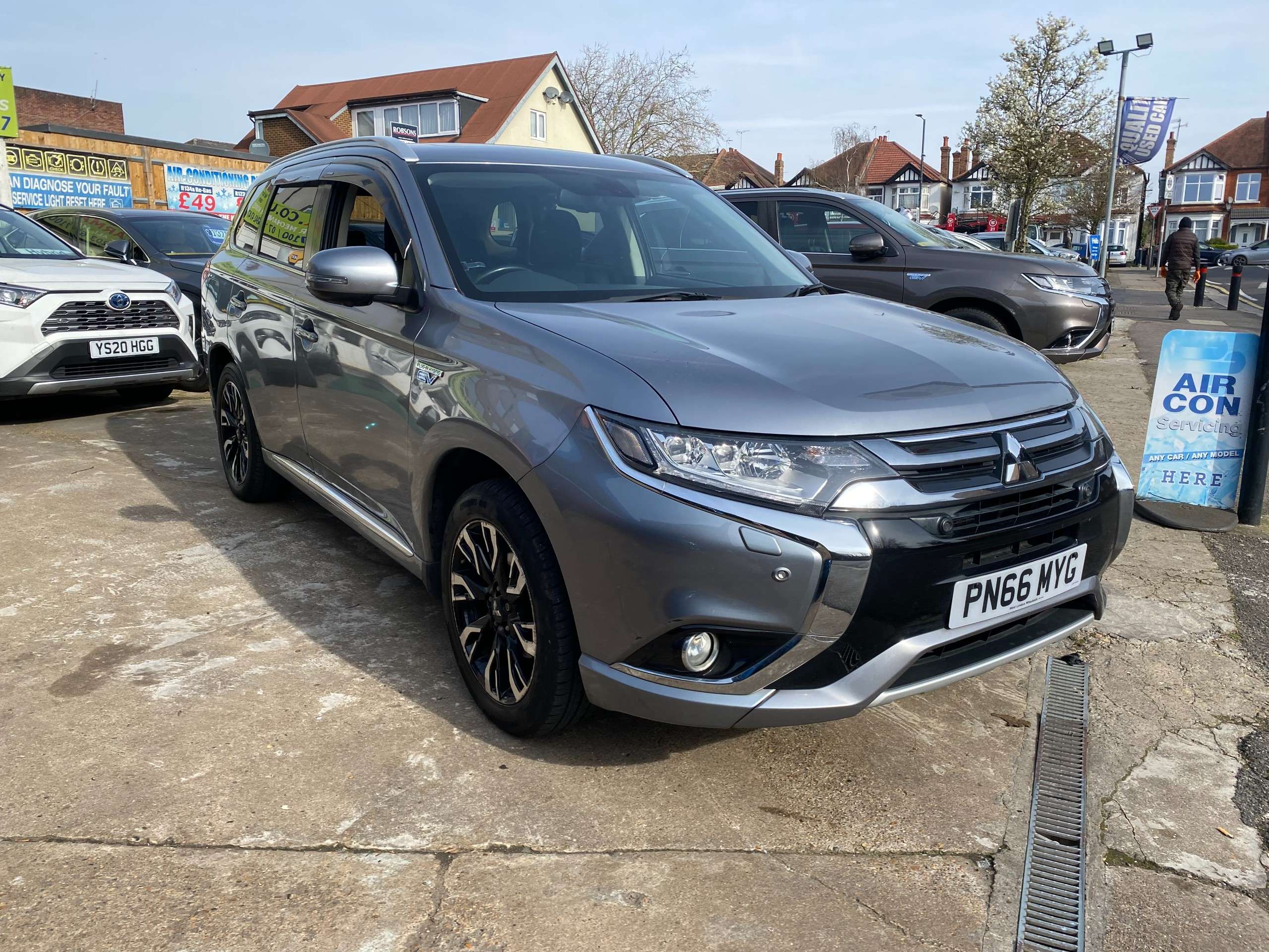 A 2016 MITSUBISHI OUTLANDER 2.0h 12kWh GX4hs SUV 5dr Petrol Plug-in Hybrid CVT 4WD Euro 6 (s/s) (200 ps) A 2016 MITSUBISHI OUTLANDER 2.0h 12kWh GX4hs SUV 5dr Petrol Plug-in Hybrid CVT 4WD Euro 6 (s/s) (200 ps)
