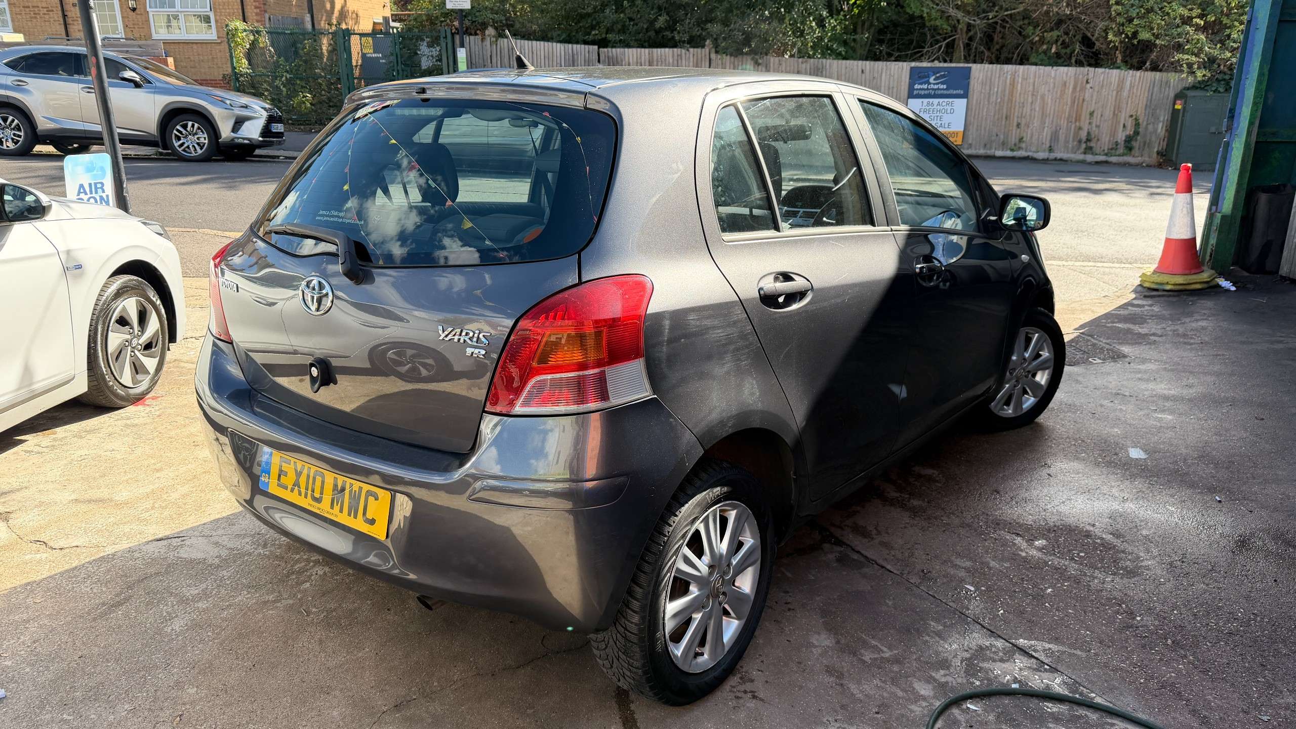 A 2010 TOYOTA YARIS 1.33 Dual VVT-i TR Hatchback 5dr Petrol Manual Euro 4 (s/s) (101 ps) A 2010 TOYOTA YARIS 1.33 Dual VVT-i TR Hatchback 5dr Petrol Manual Euro 4 (s/s) (101 ps)