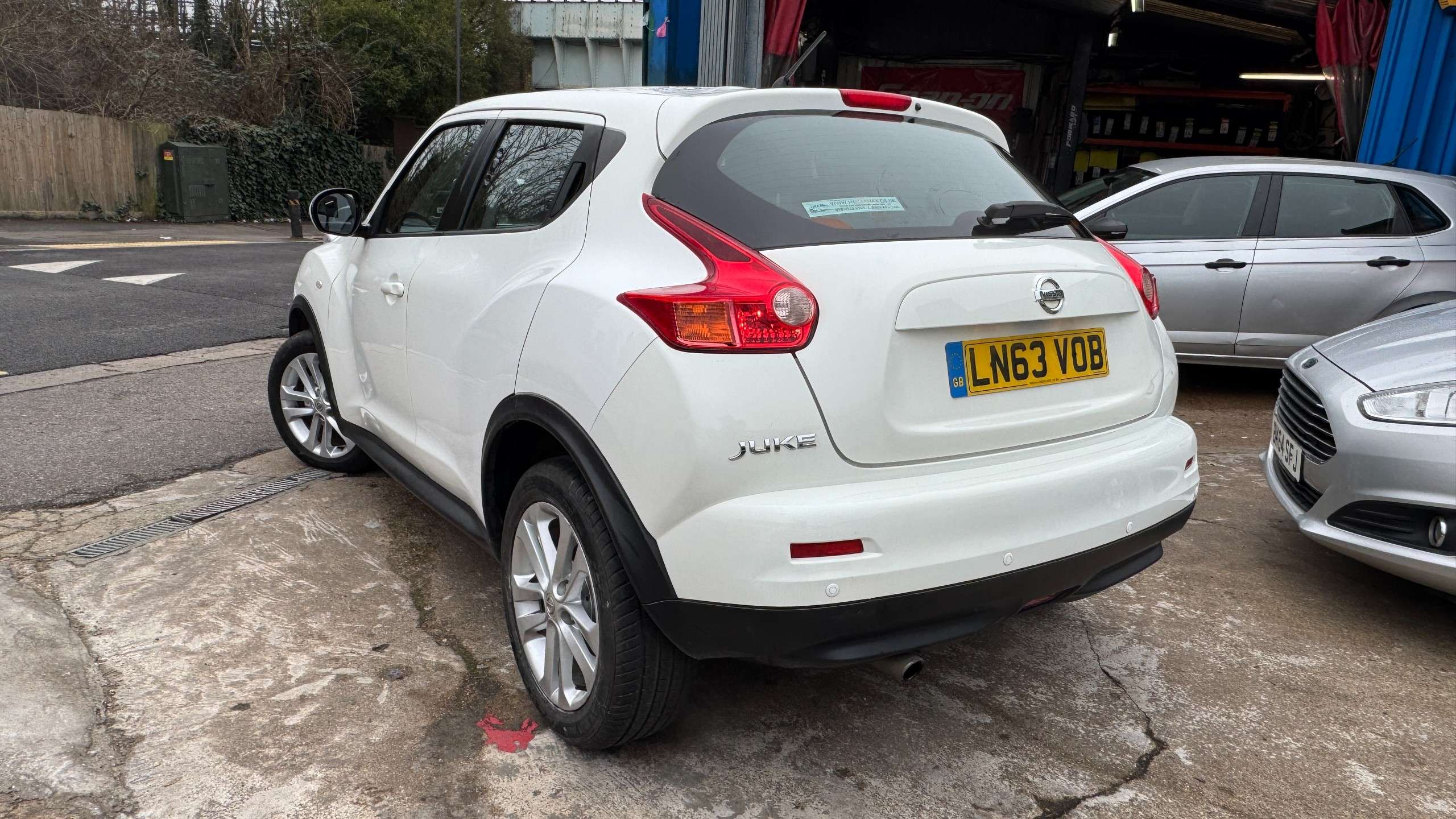 A 2013 NISSAN JUKE 1.6 Acenta SUV 5dr Petrol CVT Euro 5 (117 ps) A 2013 NISSAN JUKE 1.6 Acenta SUV 5dr Petrol CVT Euro 5 (117 ps)