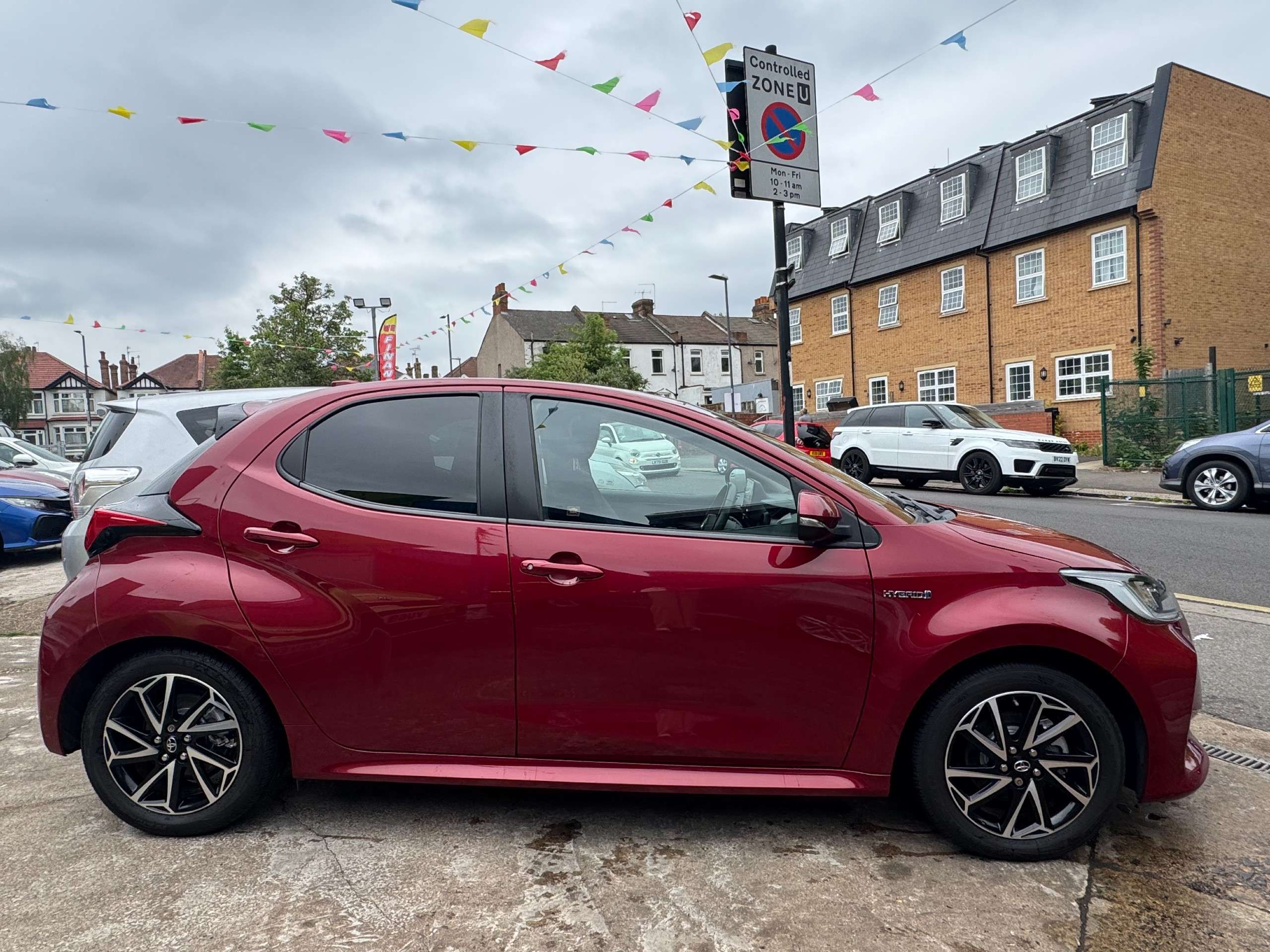 A 2020 TOYOTA YARIS 1.5 VVT-h Design Hatchback 5dr Petrol Hybrid E-CVT Euro 6 (s/s) (116 ps) A 2020 TOYOTA YARIS 1.5 VVT-h Design Hatchback 5dr Petrol Hybrid E-CVT Euro 6 (s/s) (116 ps)