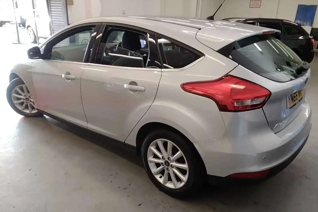 A 2017 FORD FOCUS 1.0T EcoBoost Titanium Hatchback 5dr Petrol Auto Euro 6 (s/s) (125 ps) A 2017 FORD FOCUS 1.0T EcoBoost Titanium Hatchback 5dr Petrol Auto Euro 6 (s/s) (125 ps)
