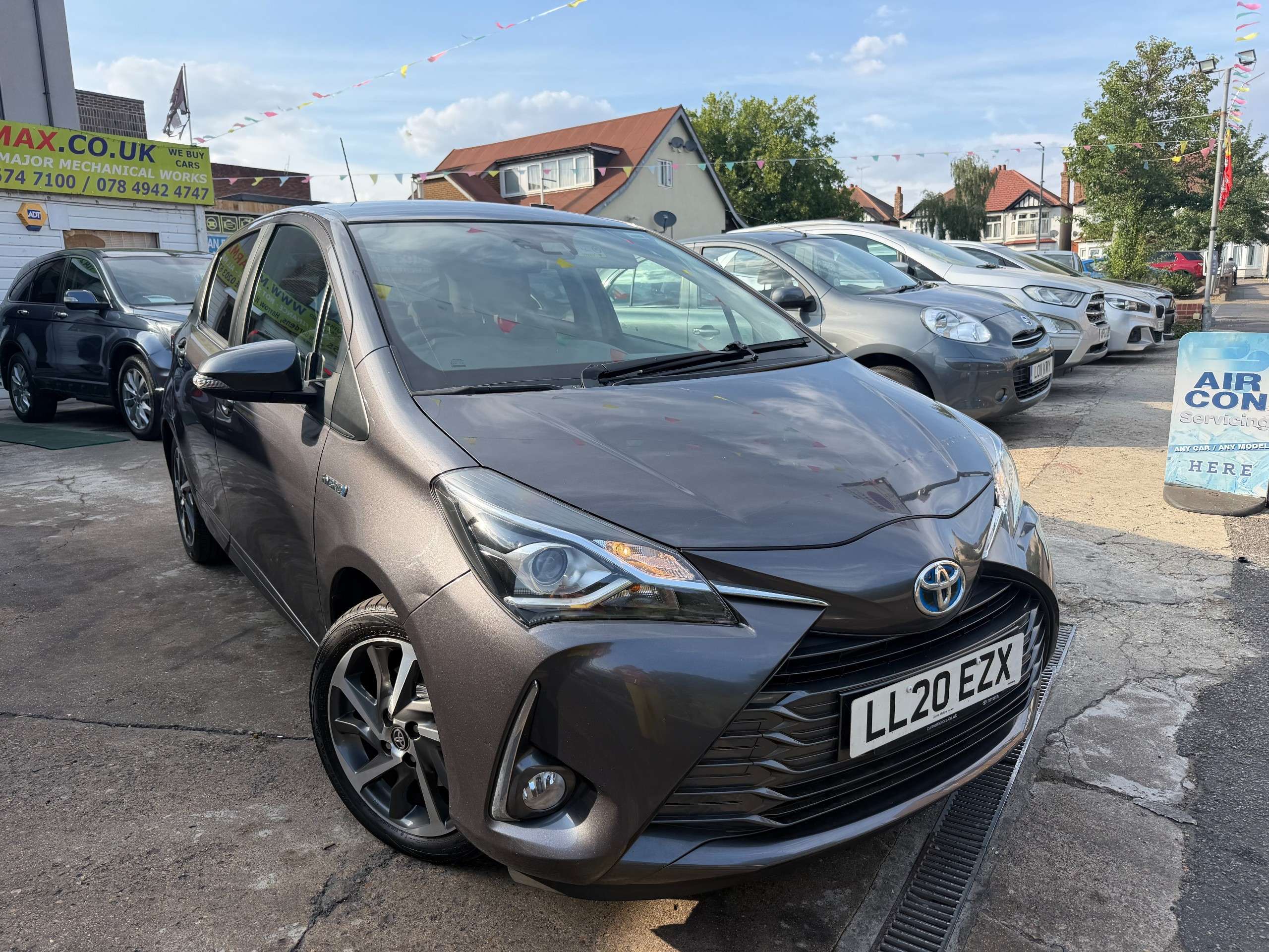 A 2020 TOYOTA YARIS 1.5 VVT-h Y20 Bi-tone Hatchback 5dr Petrol Hybrid E-CVT Euro 6 (s/s) (100 ps) A 2020 TOYOTA YARIS 1.5 VVT-h Y20 Bi-tone Hatchback 5dr Petrol Hybrid E-CVT Euro 6 (s/s) (100 ps)