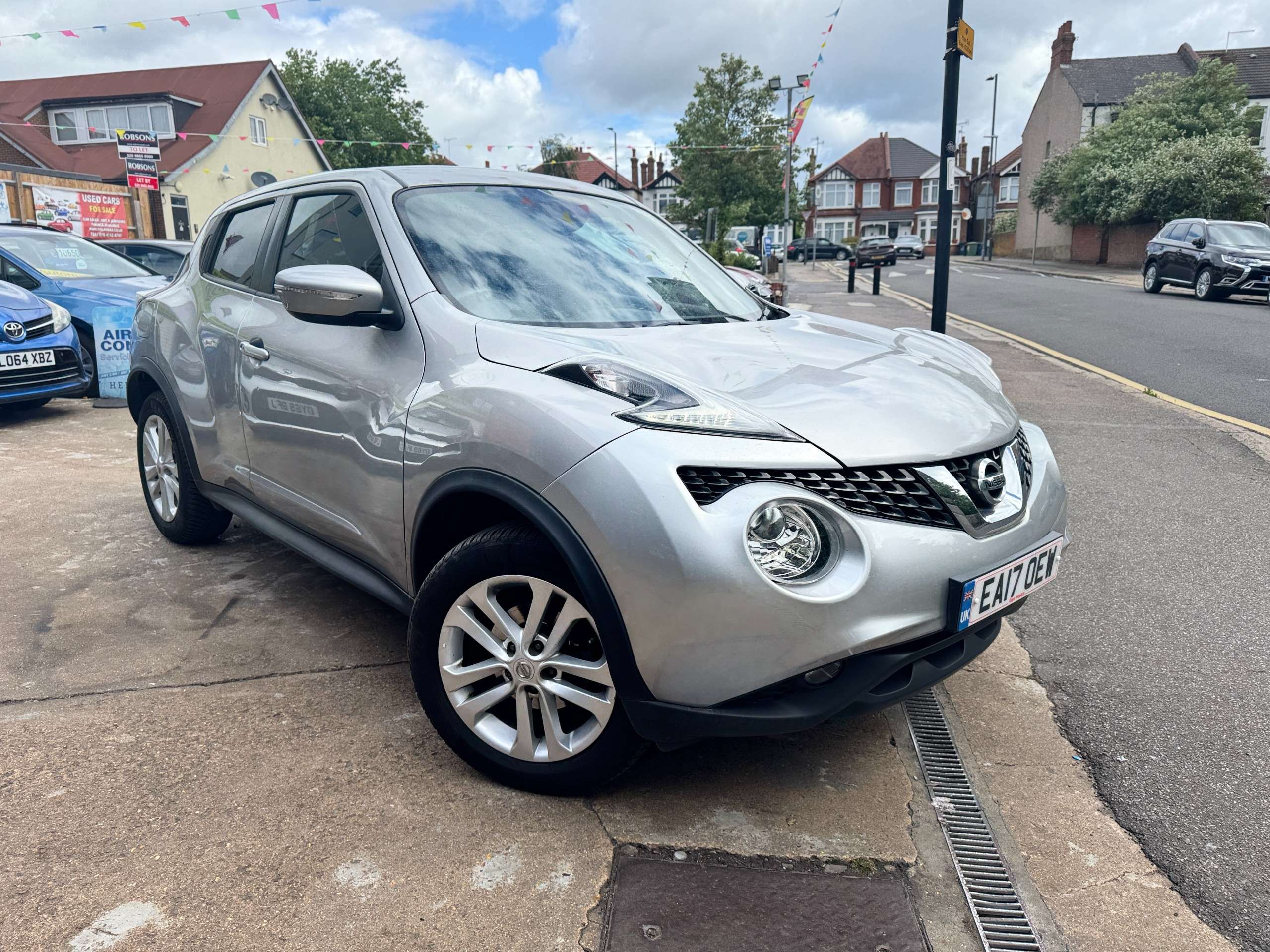A 2017 NISSAN JUKE 1.6 N-Connecta SUV 5dr Petrol XTRON Euro 6 (117 ps) A 2017 NISSAN JUKE 1.6 N-Connecta SUV 5dr Petrol XTRON Euro 6 (117 ps)