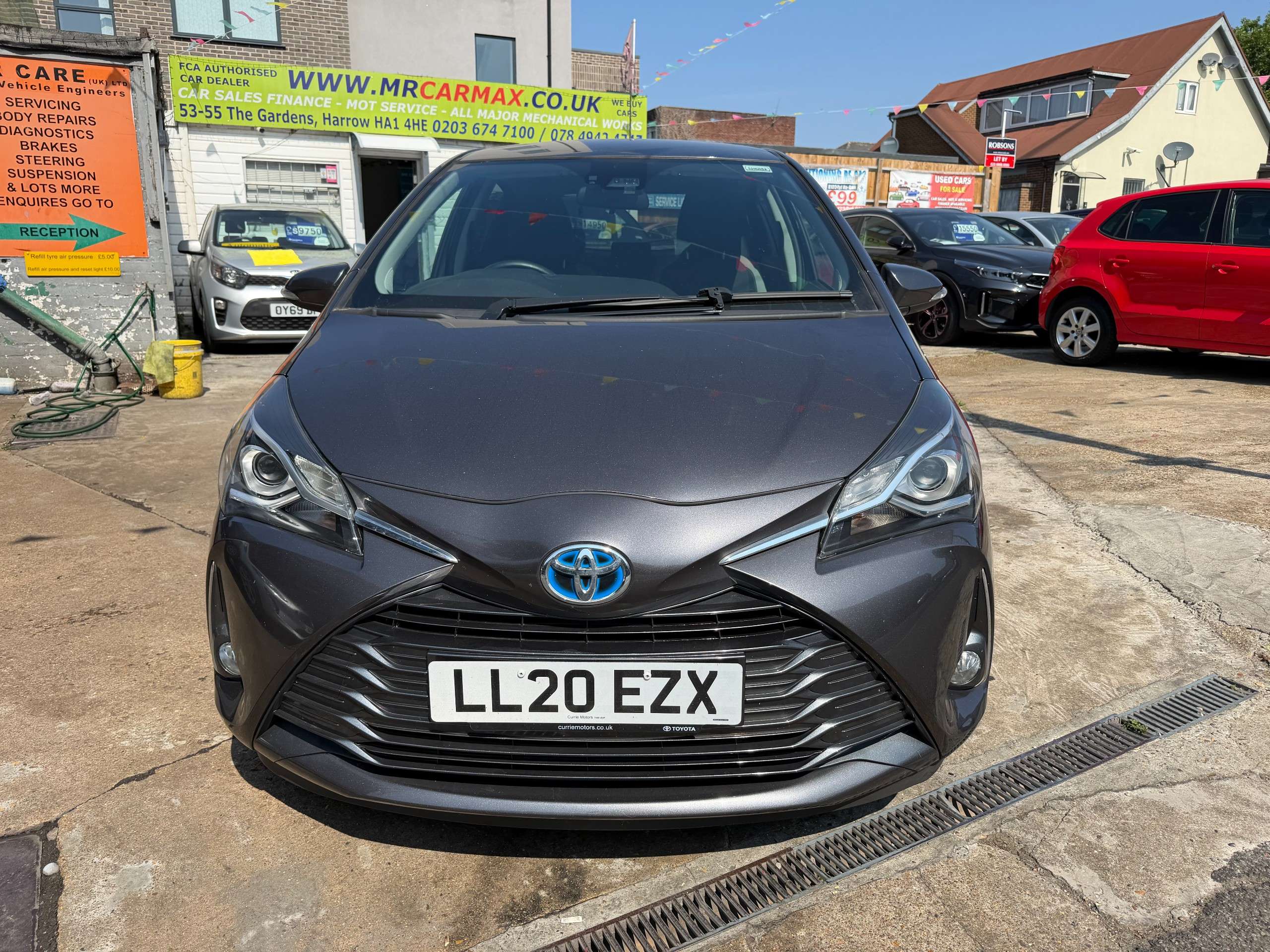 A 2020 TOYOTA YARIS 1.5 VVT-h Y20 Bi-tone Hatchback 5dr Petrol Hybrid E-CVT Euro 6 (s/s) (100 ps) A 2020 TOYOTA YARIS 1.5 VVT-h Y20 Bi-tone Hatchback 5dr Petrol Hybrid E-CVT Euro 6 (s/s) (100 ps)