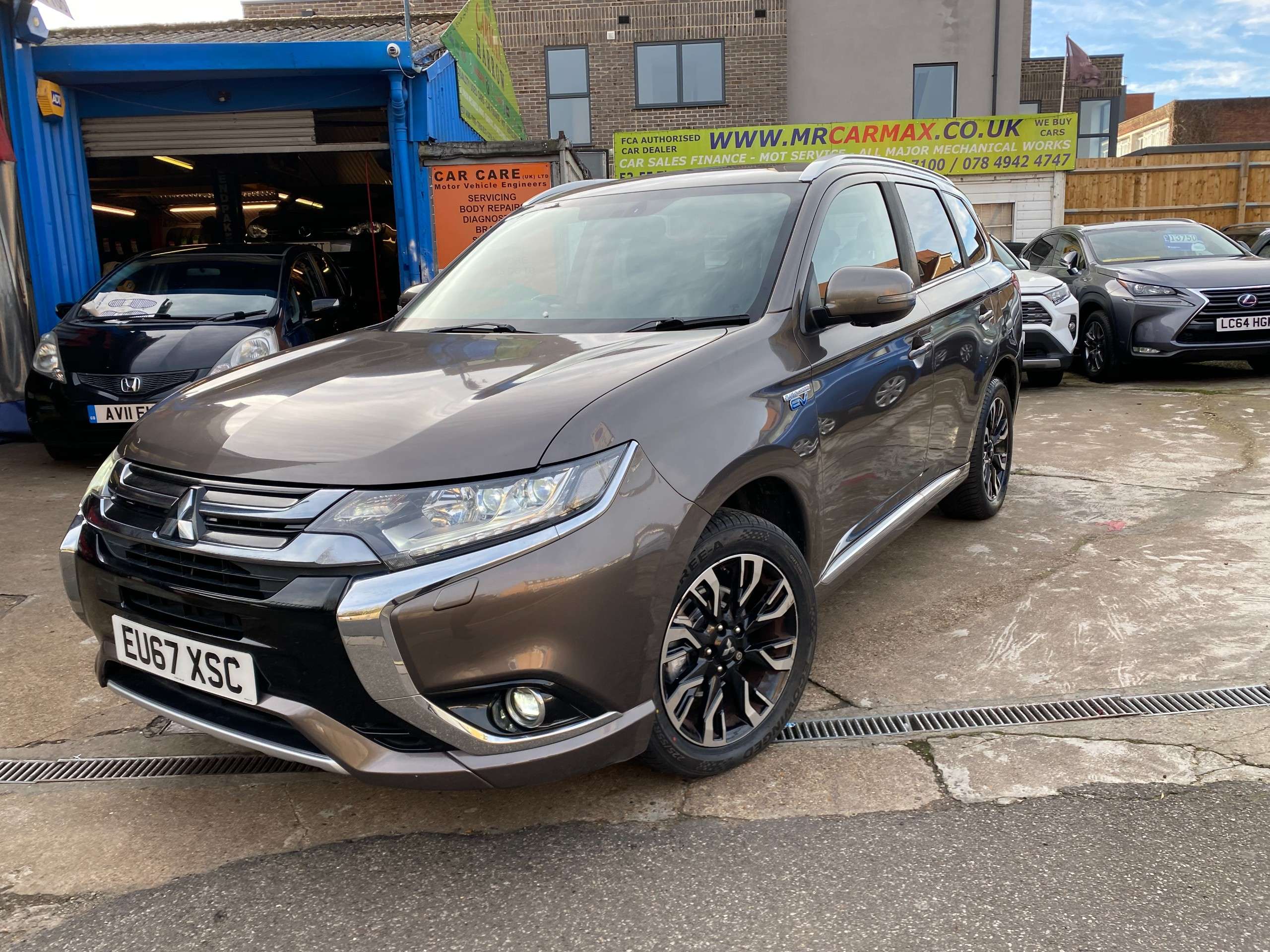 A 2017 MITSUBISHI OUTLANDER 2.0h 12kWh 4h SUV 5dr Petrol Plug-in Hybrid CVT 4WD Euro 6 (s/s) (200 ps) A 2017 MITSUBISHI OUTLANDER 2.0h 12kWh 4h SUV 5dr Petrol Plug-in Hybrid CVT 4WD Euro 6 (s/s) (200 ps)