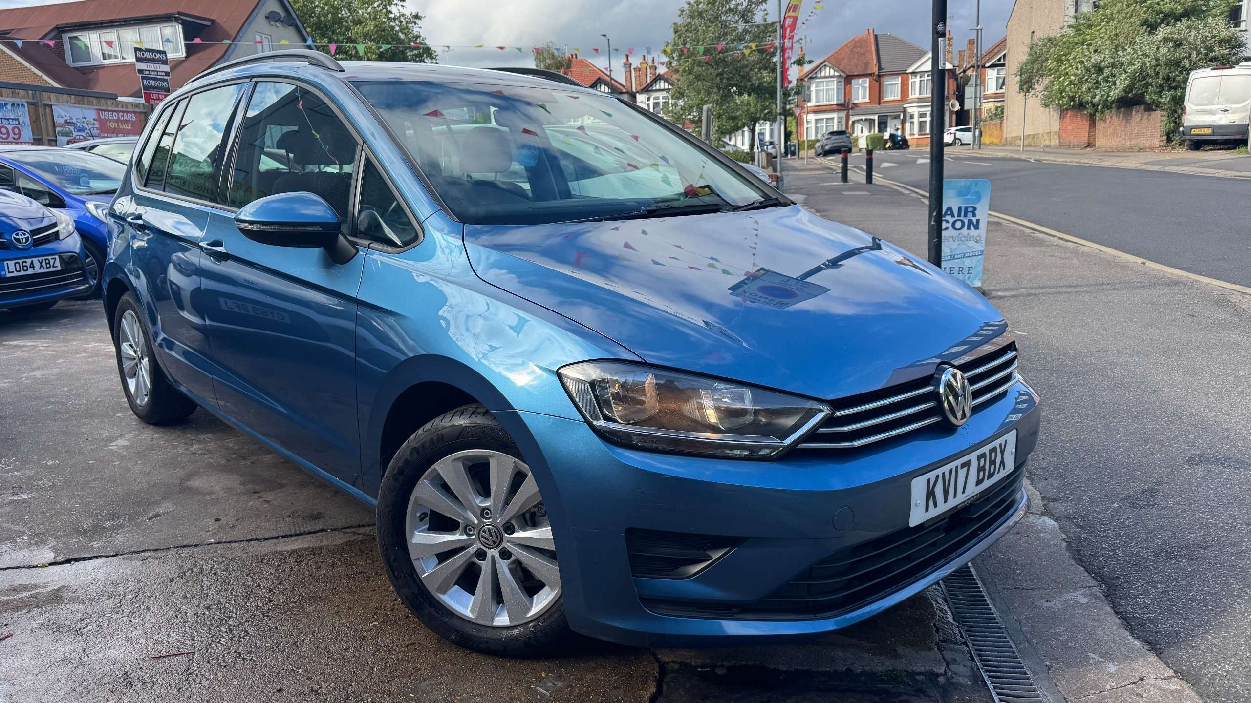 A 2017 VOLKSWAGEN GOLF SV 1.4 TSI BlueMotion Tech SE MPV 5dr Petrol DSG Euro 6 (s/s) (125 ps) A 2017 VOLKSWAGEN GOLF SV 1.4 TSI BlueMotion Tech SE MPV 5dr Petrol DSG Euro 6 (s/s) (125 ps)
