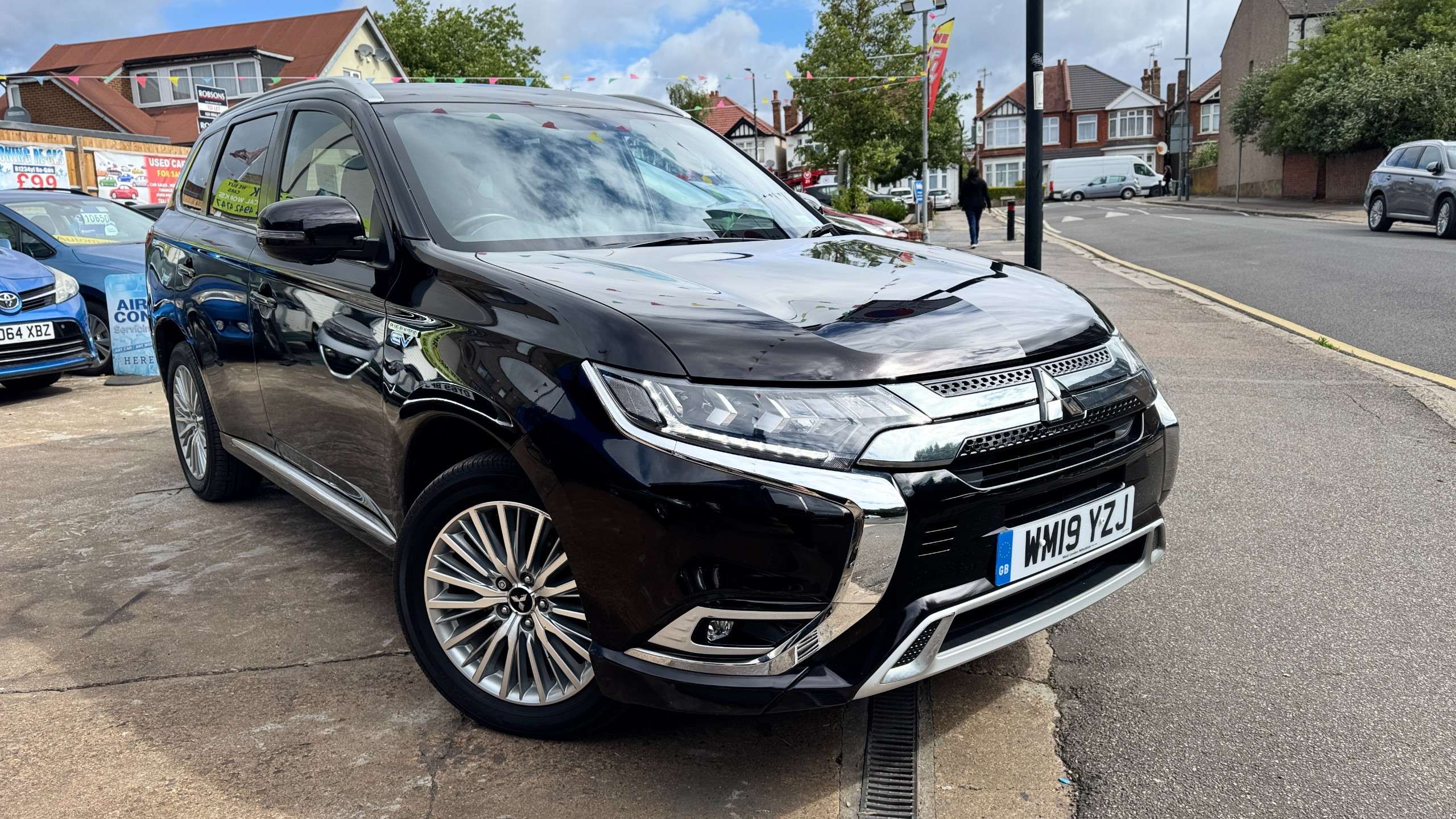 A 2019 MITSUBISHI OUTLANDER 2.4h TwinMotor 13.8kWh 4h SUV 5dr Petrol Plug-in Hybrid CVT 4WD Euro 6 (s/s) (209 ps) A 2019 MITSUBISHI OUTLANDER 2.4h TwinMotor 13.8kWh 4h SUV 5dr Petrol Plug-in Hybrid CVT 4WD Euro 6 (s/s) (209 ps)