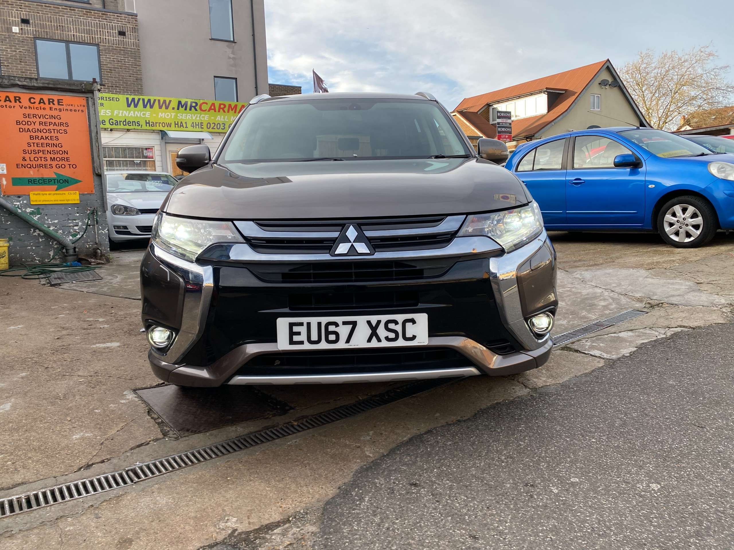 A 2017 MITSUBISHI OUTLANDER 2.0h 12kWh 4h SUV 5dr Petrol Plug-in Hybrid CVT 4WD Euro 6 (s/s) (200 ps) A 2017 MITSUBISHI OUTLANDER 2.0h 12kWh 4h SUV 5dr Petrol Plug-in Hybrid CVT 4WD Euro 6 (s/s) (200 ps)