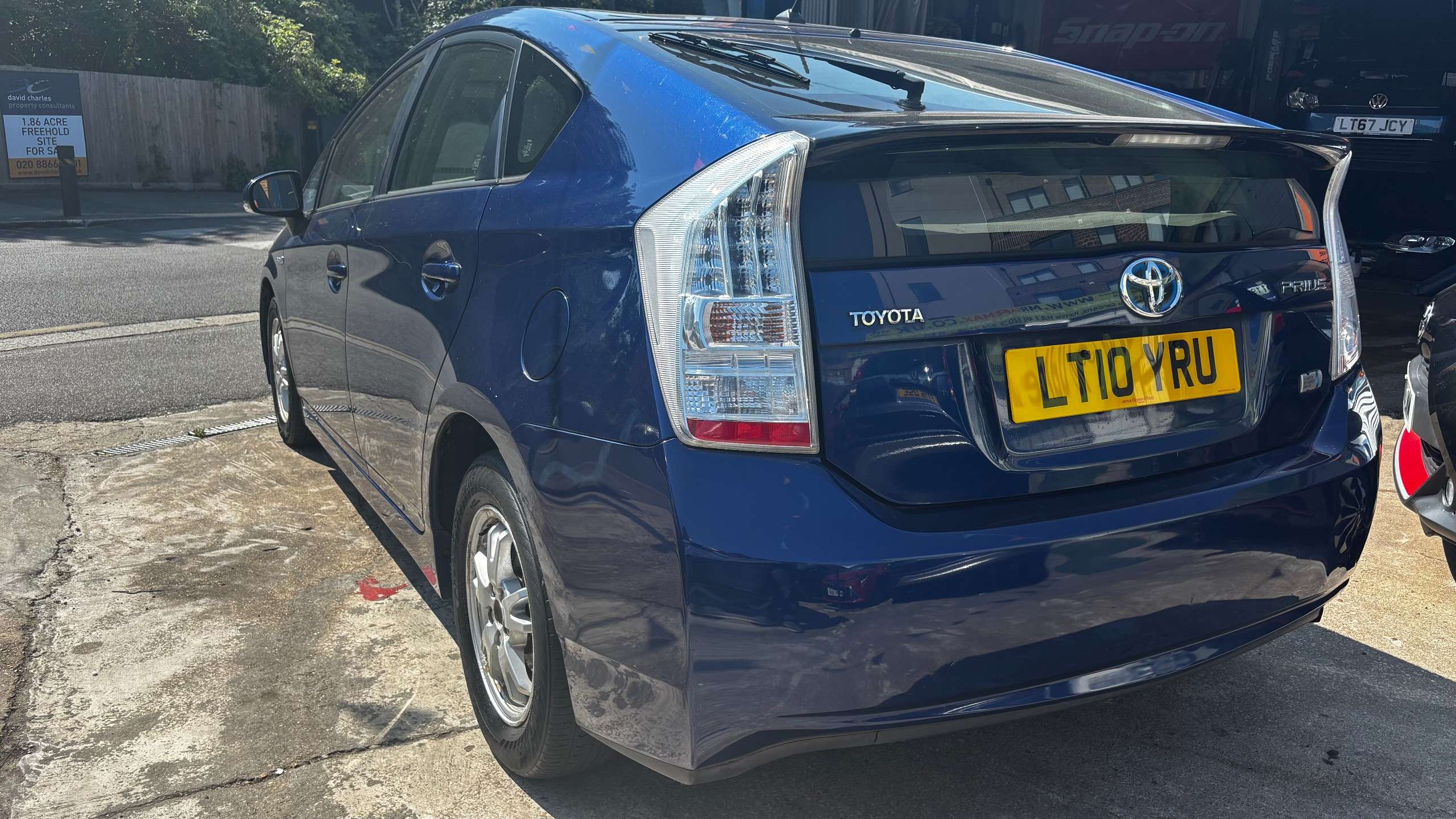A 2010 TOYOTA PRIUS 1.8 VVT-h T3 Hatchback 5dr Petrol Hybrid CVT Euro 5 (s/s) (136 ps) A 2010 TOYOTA PRIUS 1.8 VVT-h T3 Hatchback 5dr Petrol Hybrid CVT Euro 5 (s/s) (136 ps)