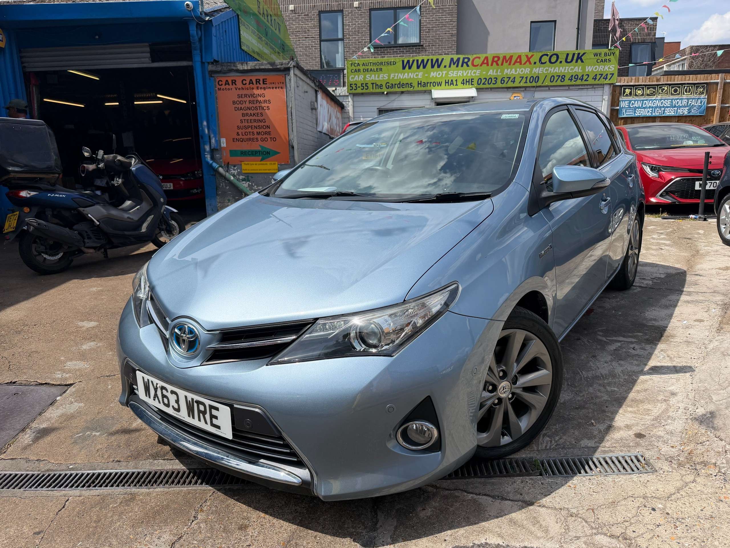 A 2013 TOYOTA AURIS 1.8 VVT-h Excel Hatchback 5dr Petrol Hybrid CVT Euro 5 (s/s) (136 ps) A 2013 TOYOTA AURIS 1.8 VVT-h Excel Hatchback 5dr Petrol Hybrid CVT Euro 5 (s/s) (136 ps)