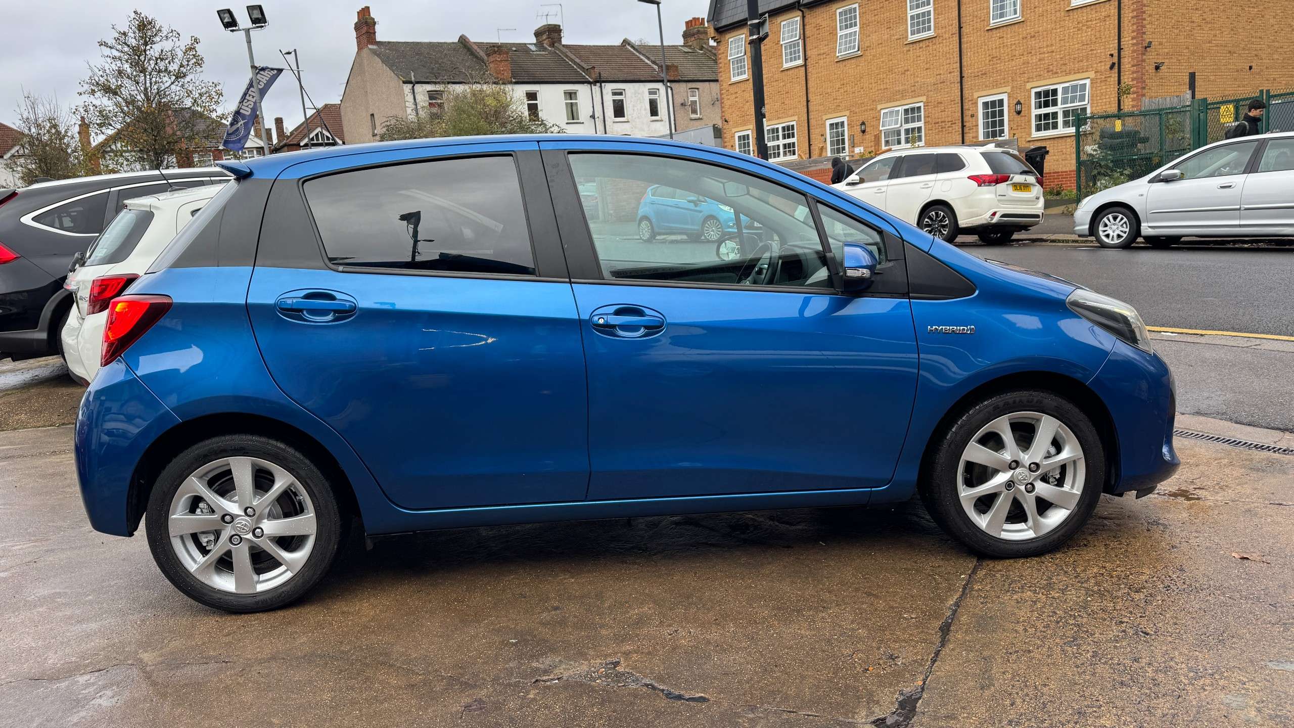 A 2015 TOYOTA YARIS 1.5 VVT-h Sport Hatchback 5dr Petrol Hybrid E-CVT Euro 6 (101 ps) A 2015 TOYOTA YARIS 1.5 VVT-h Sport Hatchback 5dr Petrol Hybrid E-CVT Euro 6 (101 ps)